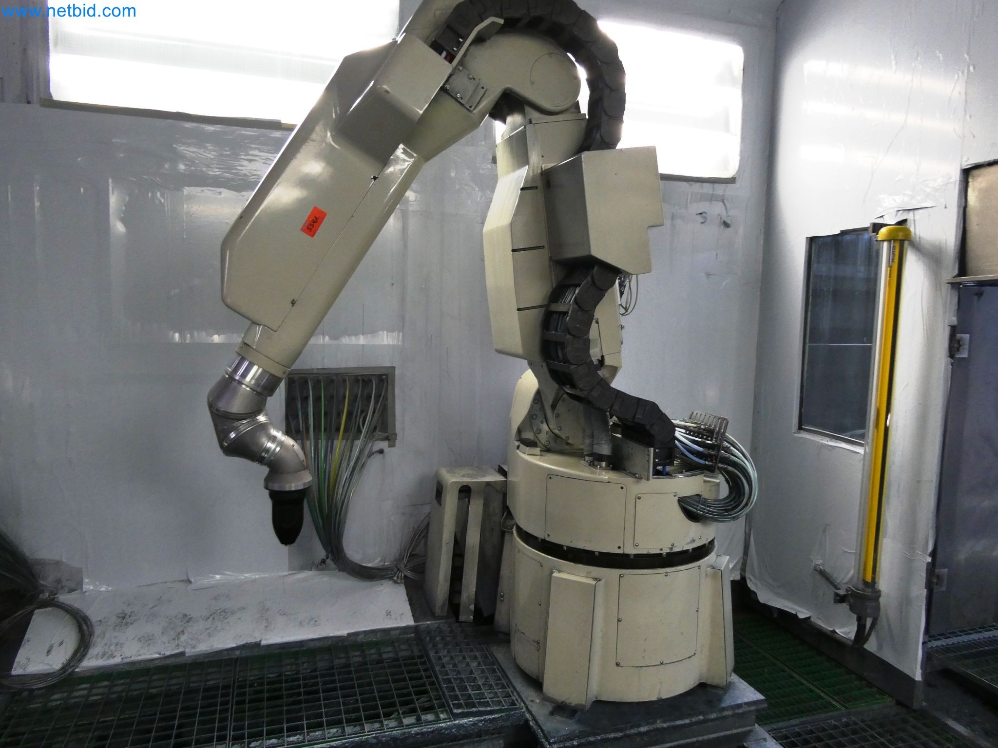 Roboty, svařovací zařízení a montážní příslušenství z automobilového průmyslu-11