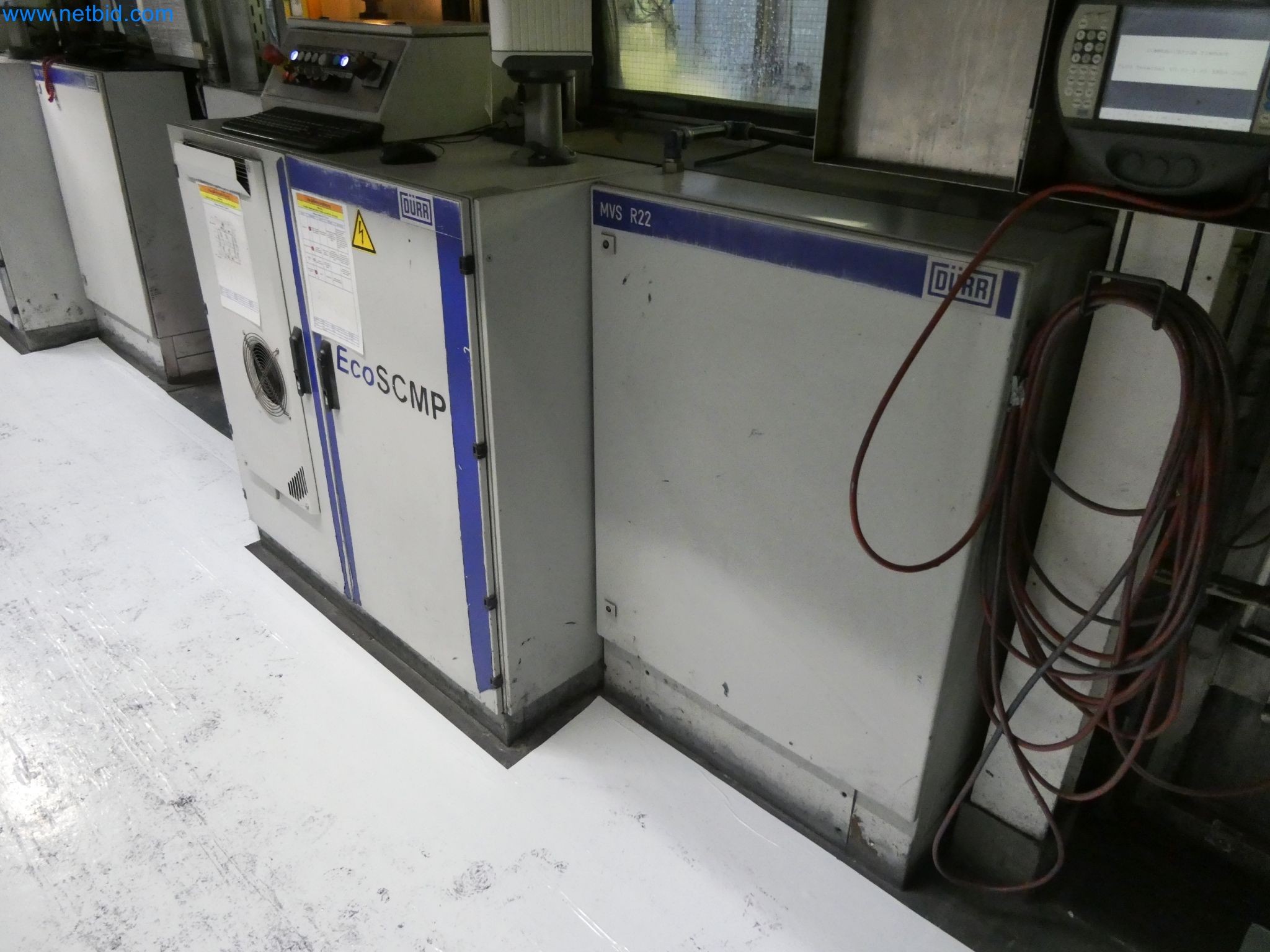 Roboty, svařovací zařízení a montážní příslušenství z automobilového průmyslu-12