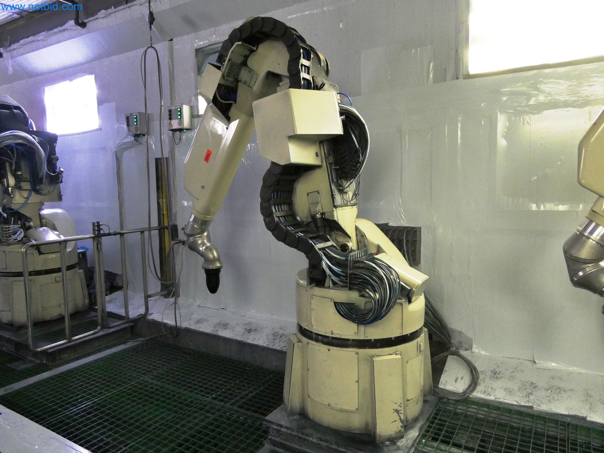 Roboty, svařovací zařízení a montážní příslušenství z automobilového průmyslu-13