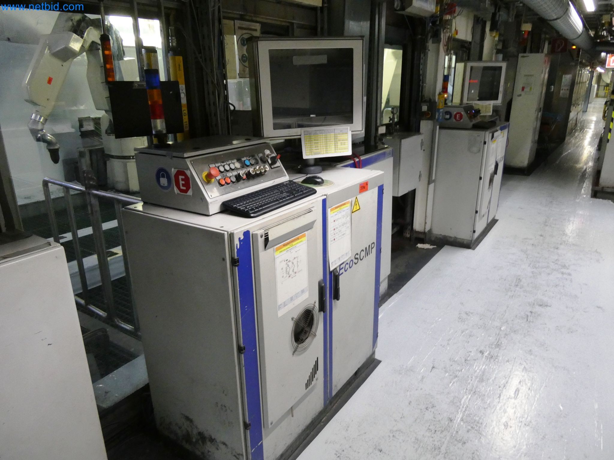 Roboty, svařovací zařízení a montážní příslušenství z automobilového průmyslu-14