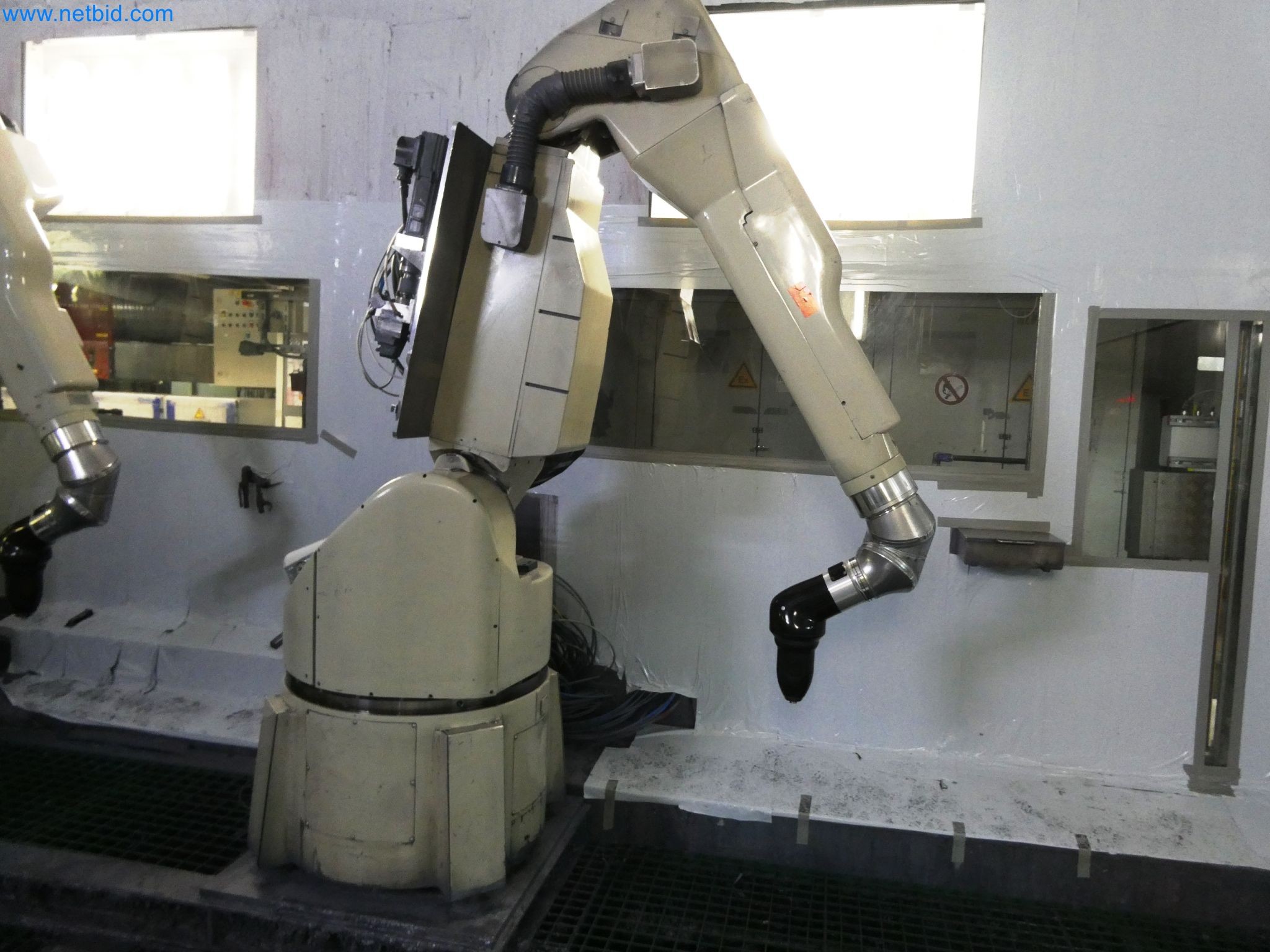 Roboty, svařovací zařízení a montážní příslušenství z automobilového průmyslu-15