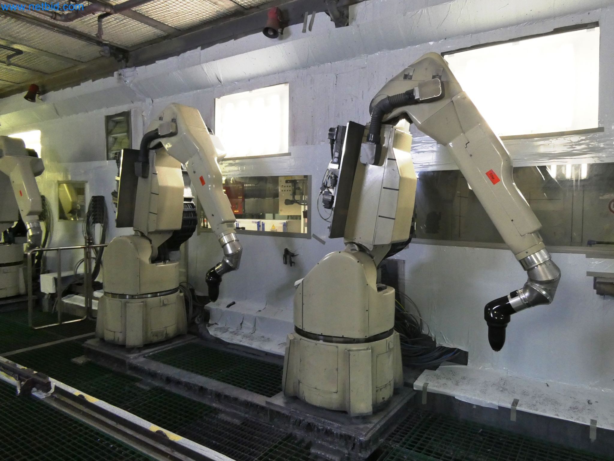 Roboty, svařovací zařízení a montážní příslušenství z automobilového průmyslu-16