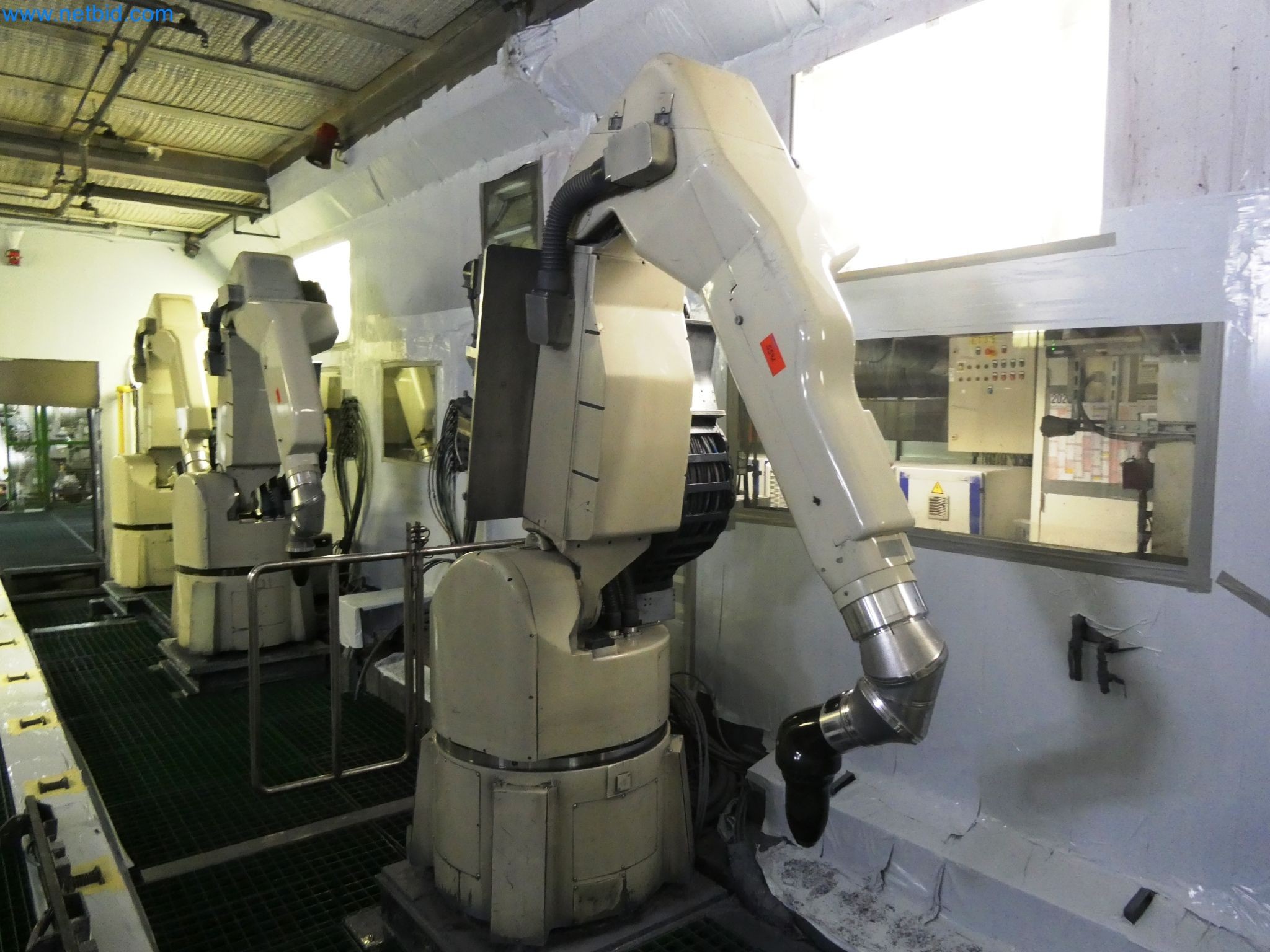 Roboty, svařovací zařízení a montážní příslušenství z automobilového průmyslu-17