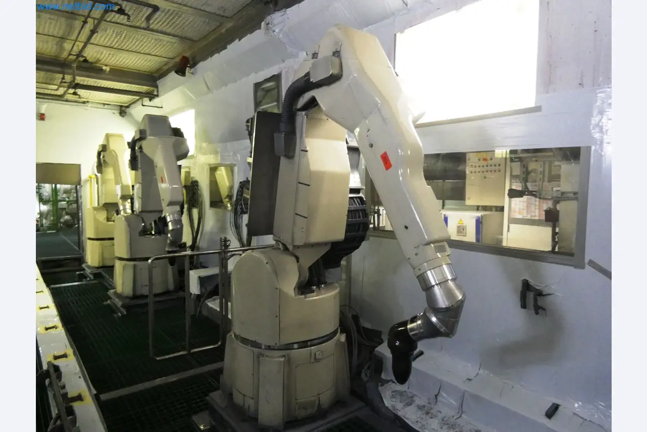 Roboty, svařovací zařízení a montážní příslušenství z automobilového průmyslu-17