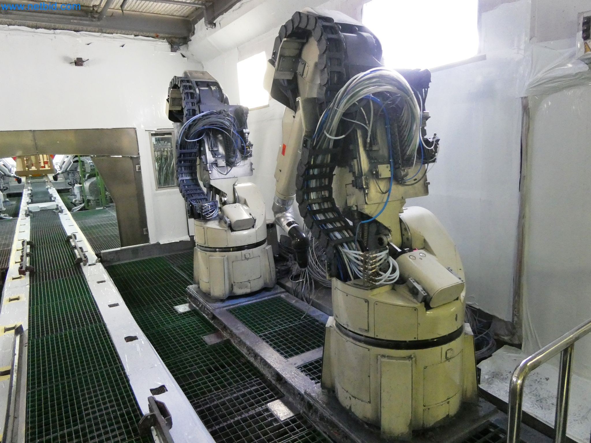 Roboty, svařovací zařízení a montážní příslušenství z automobilového průmyslu-18