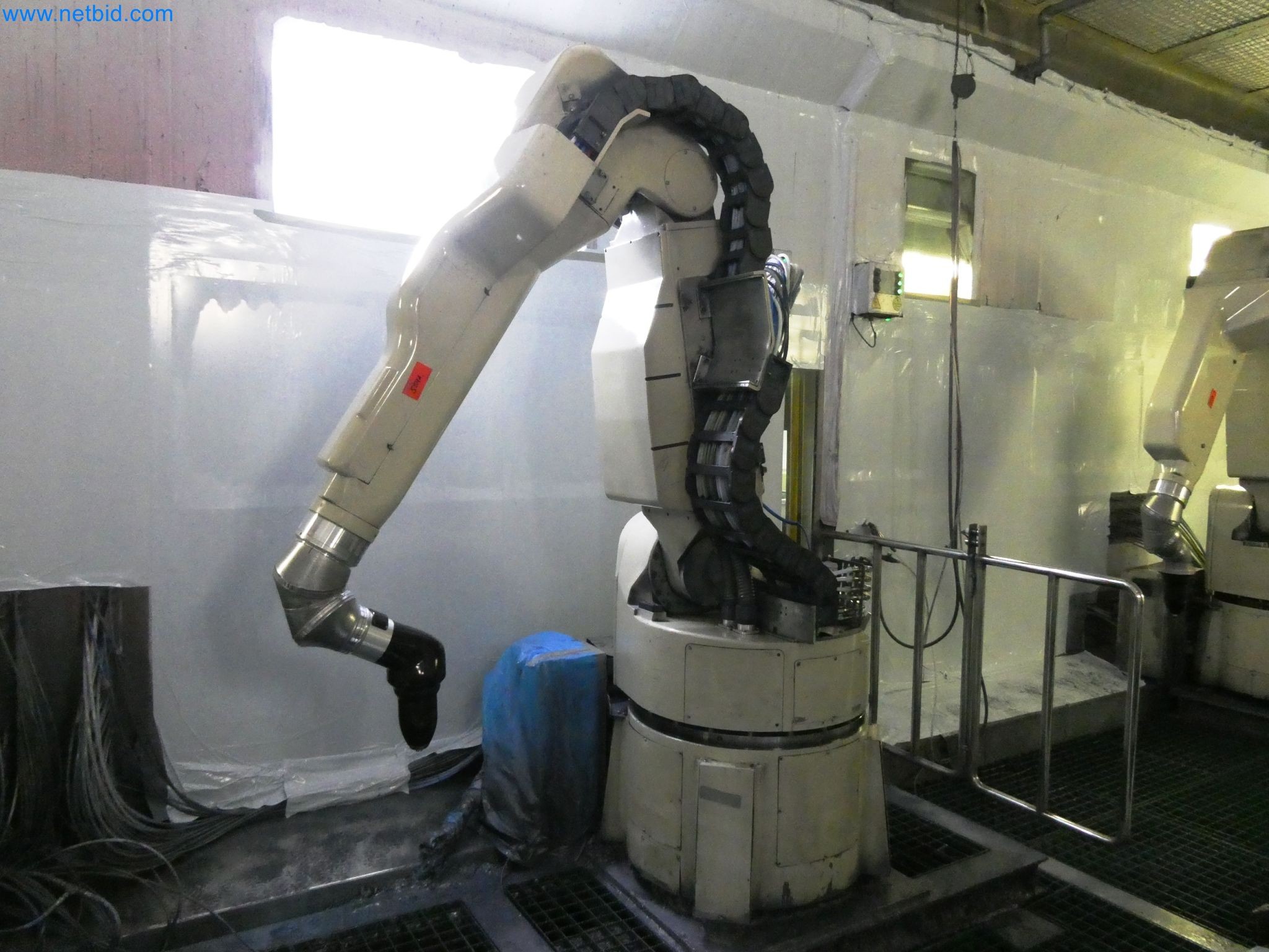 Roboty, svařovací zařízení a montážní příslušenství z automobilového průmyslu-19