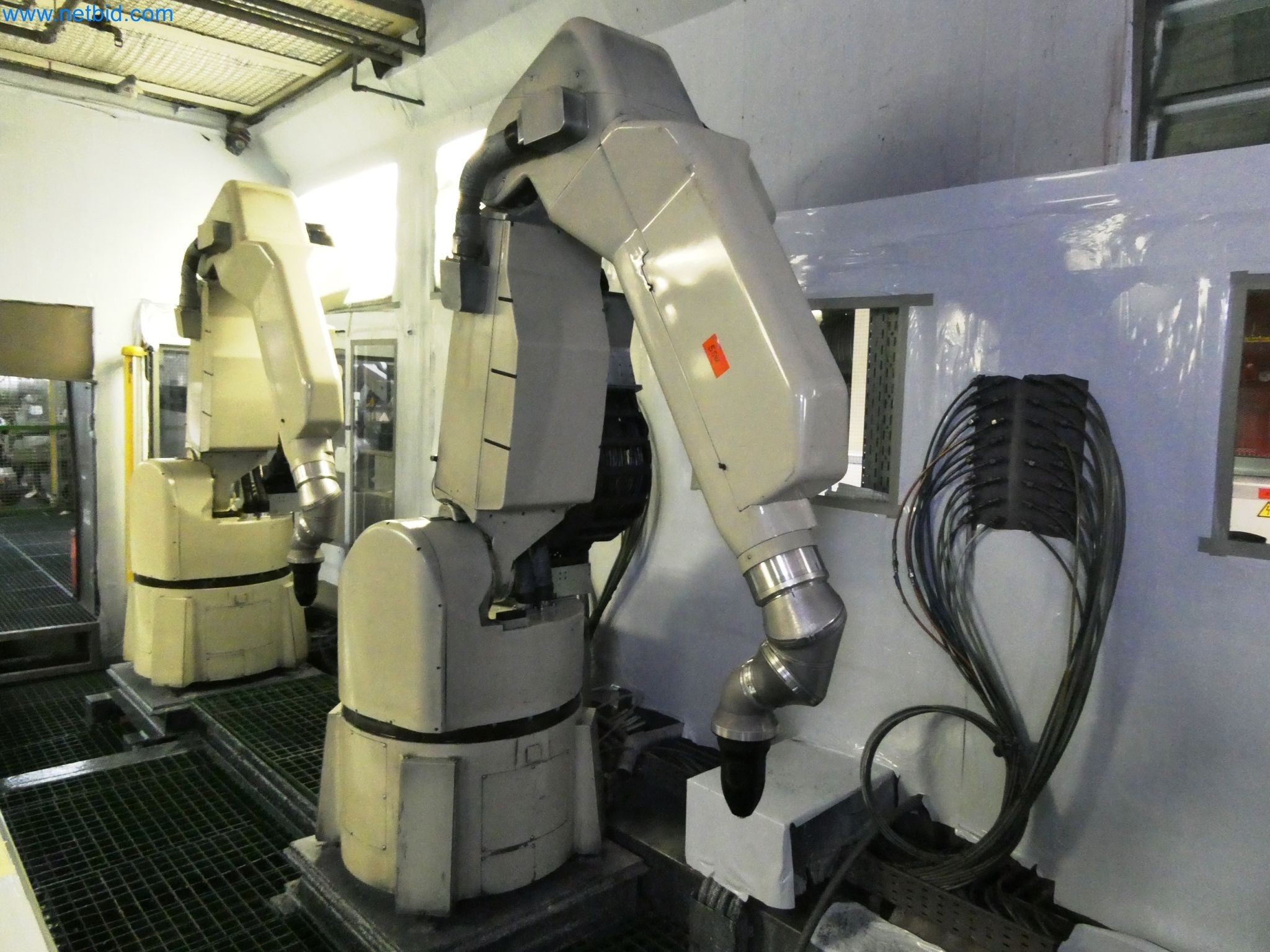 Roboty, svařovací zařízení a montážní příslušenství z automobilového průmyslu-1