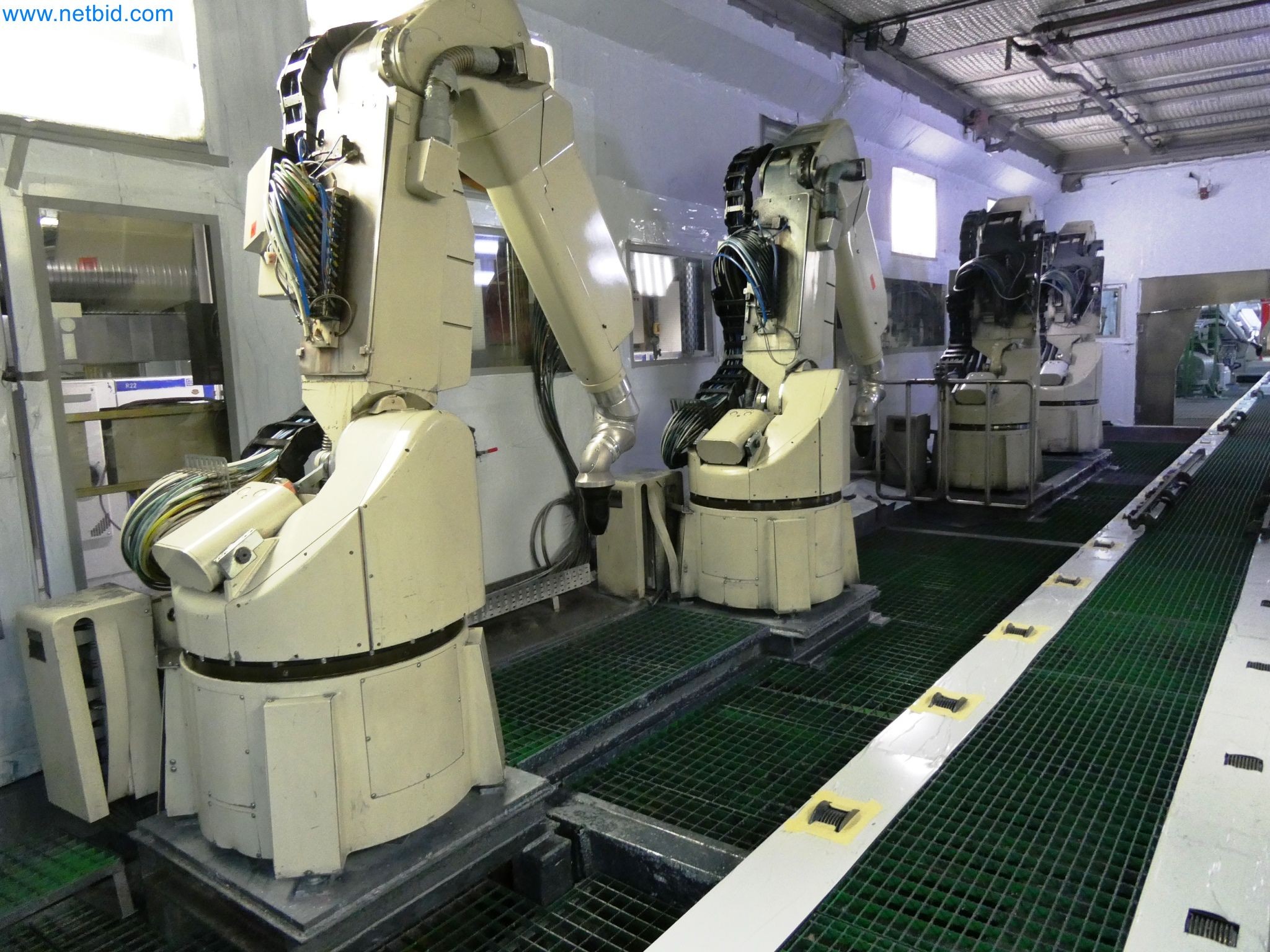 Roboty, svařovací zařízení a montážní příslušenství z automobilového průmyslu-3