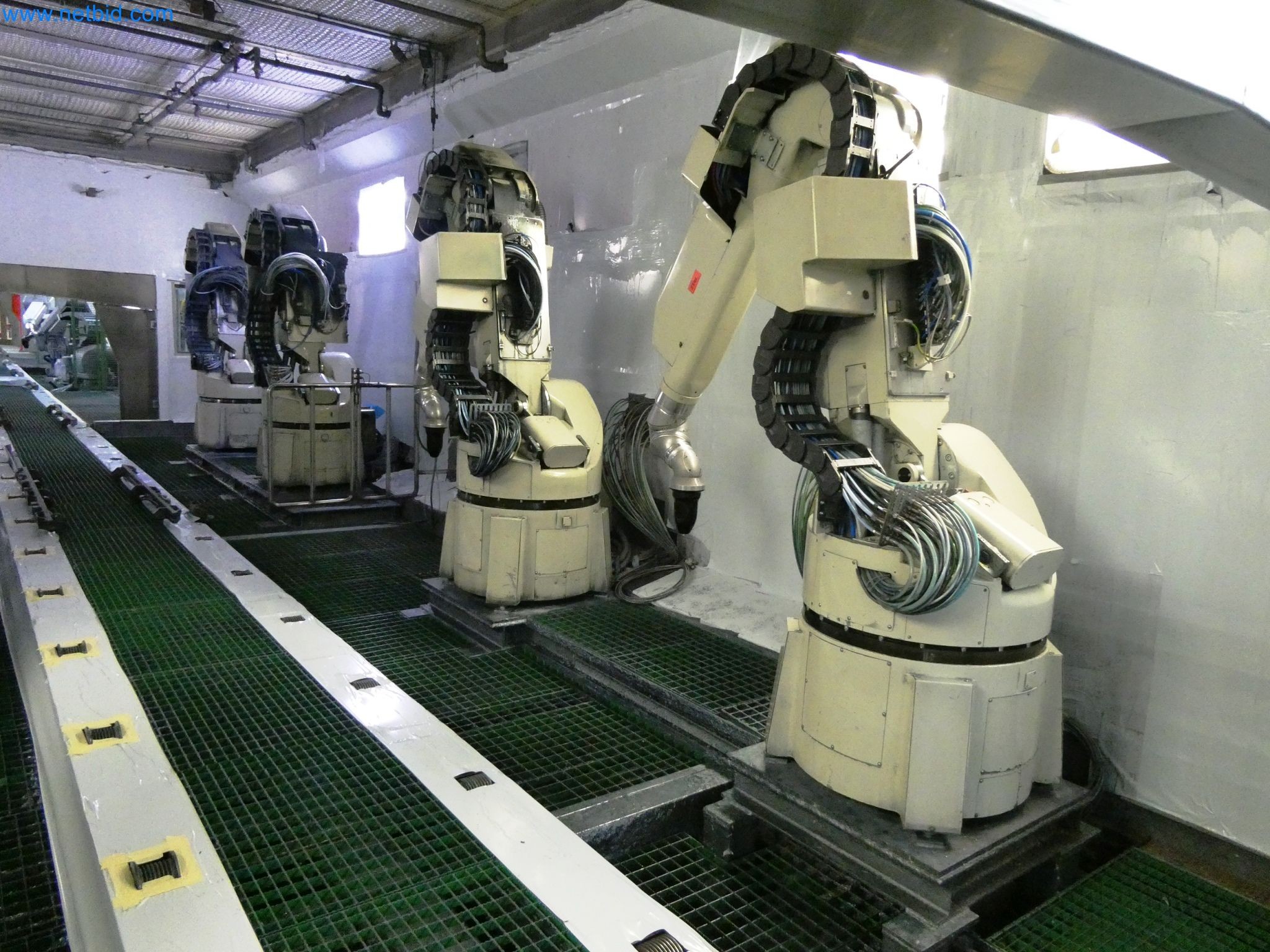 Roboty, svařovací zařízení a montážní příslušenství z automobilového průmyslu-5