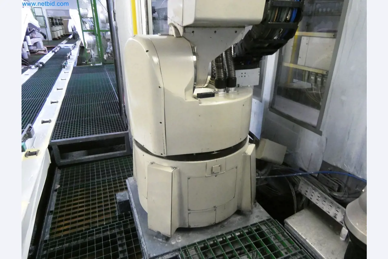 Roboty, svařovací zařízení a montážní příslušenství z automobilového průmyslu-6