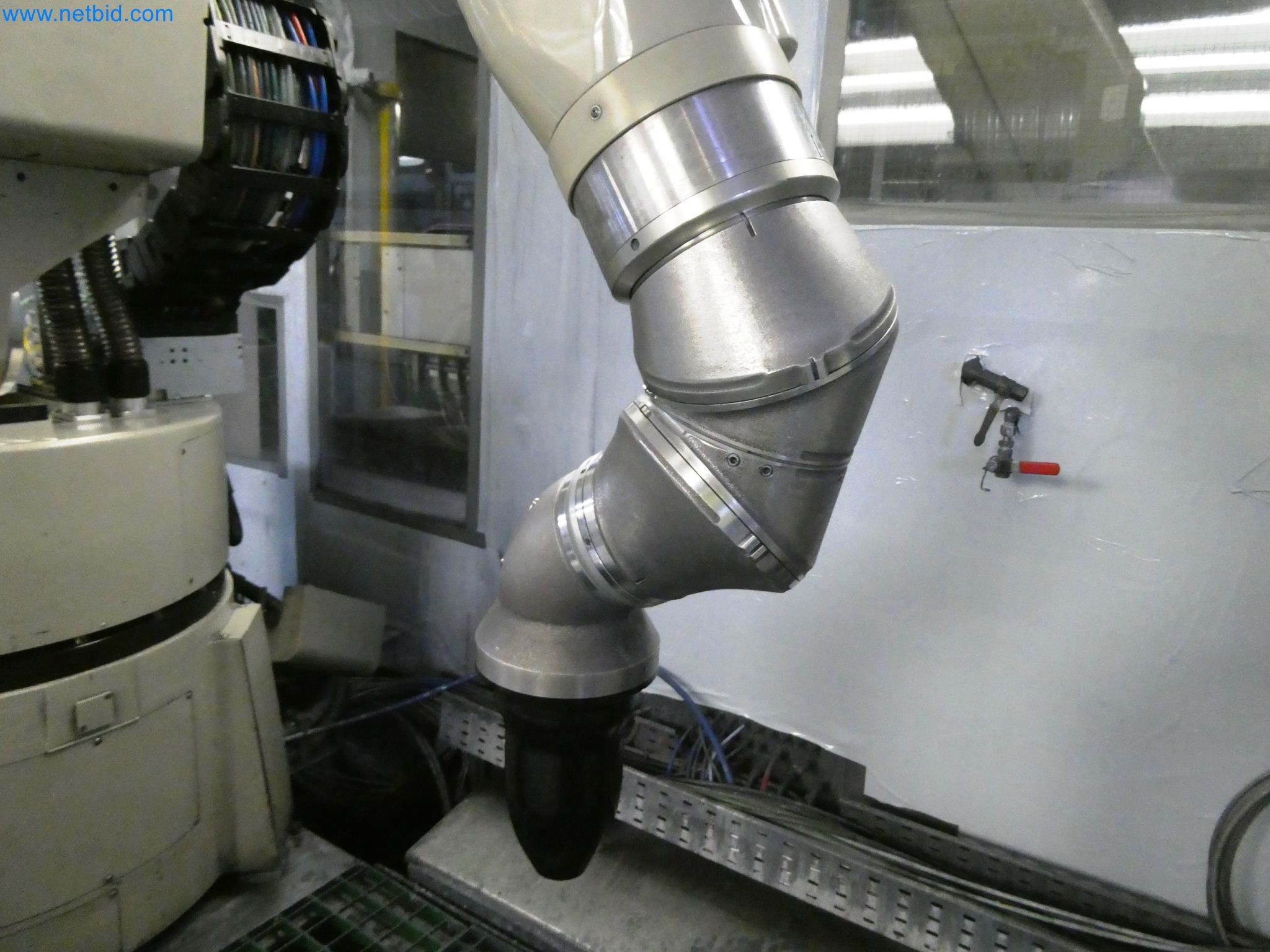 Roboty, svařovací zařízení a montážní příslušenství z automobilového průmyslu-7