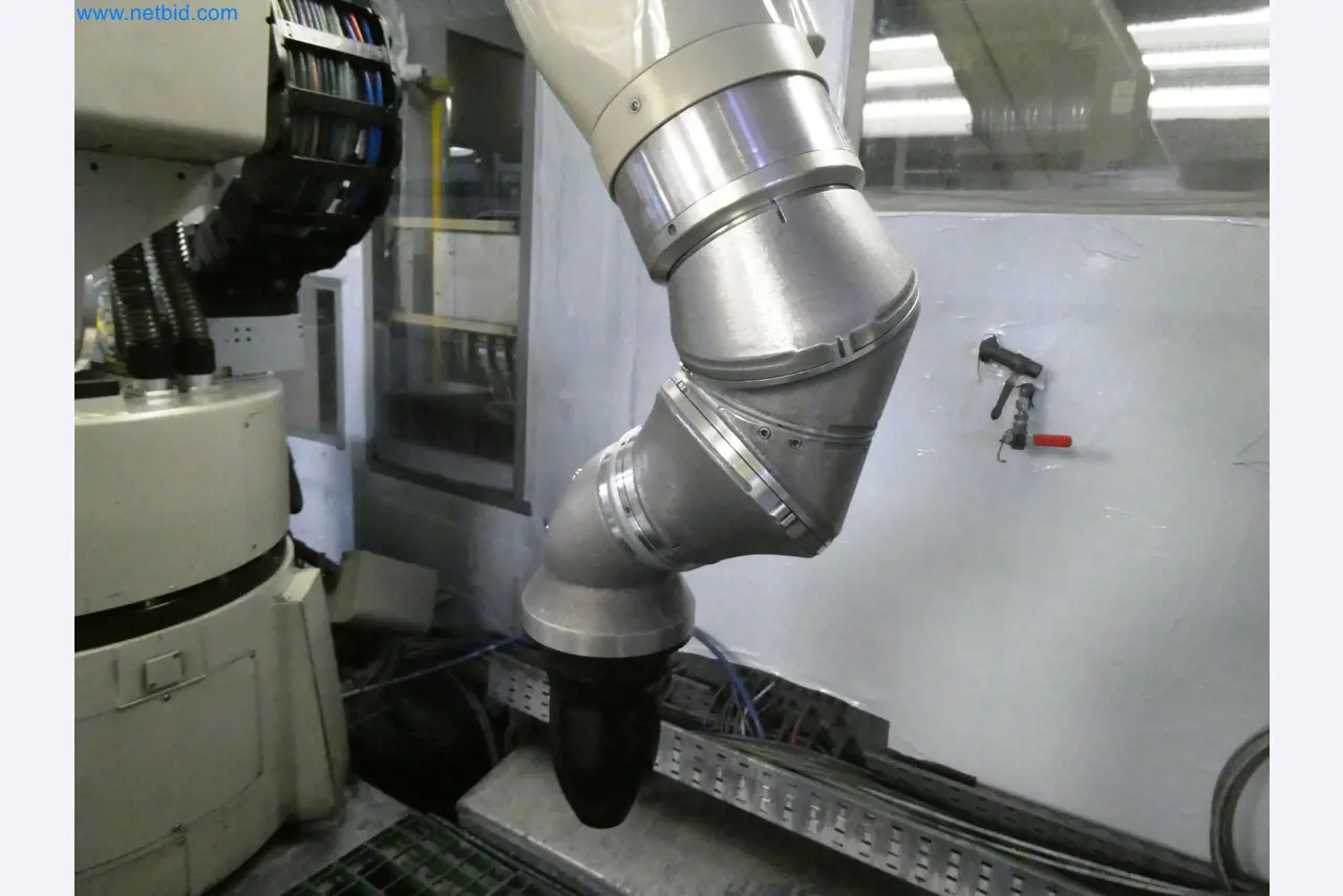 Roboty, svařovací zařízení a montážní příslušenství z automobilového průmyslu-7