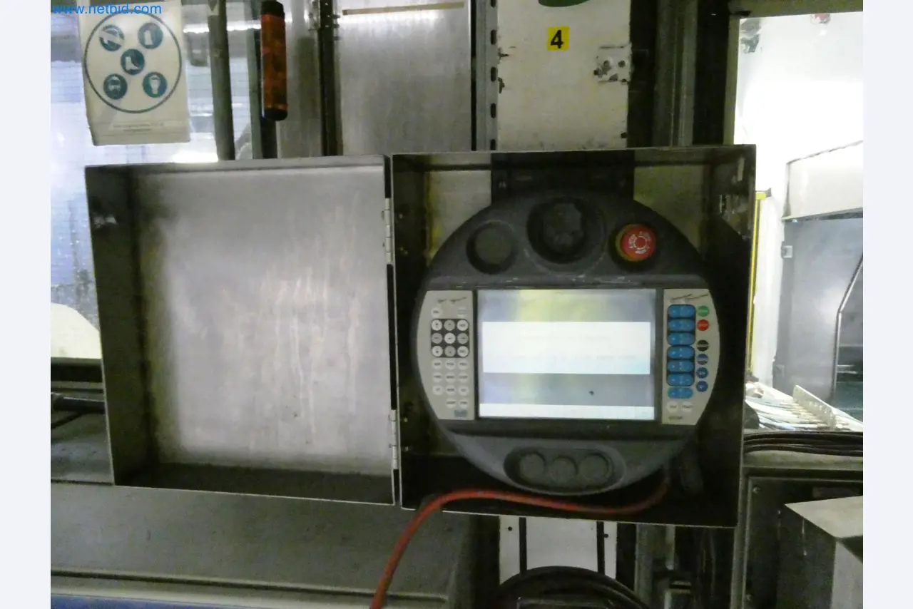 Roboty, svařovací zařízení a montážní příslušenství z automobilového průmyslu-8