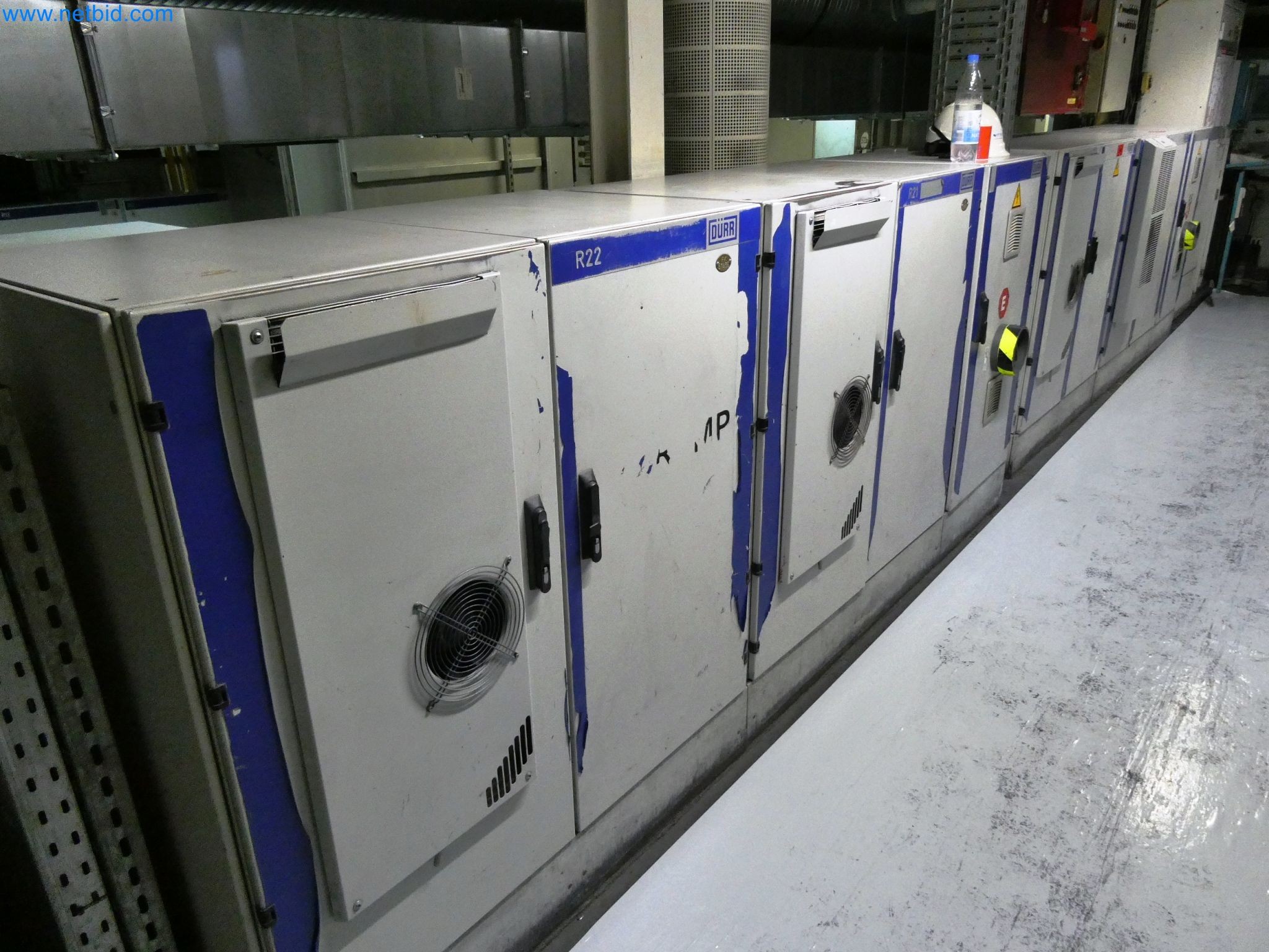 Roboty, svařovací zařízení a montážní příslušenství z automobilového průmyslu-9