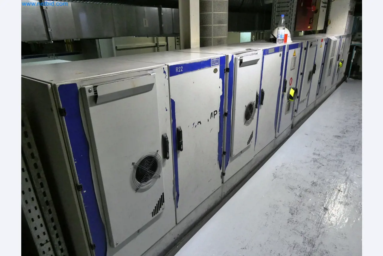 Roboty, svařovací zařízení a montážní příslušenství z automobilového průmyslu-9