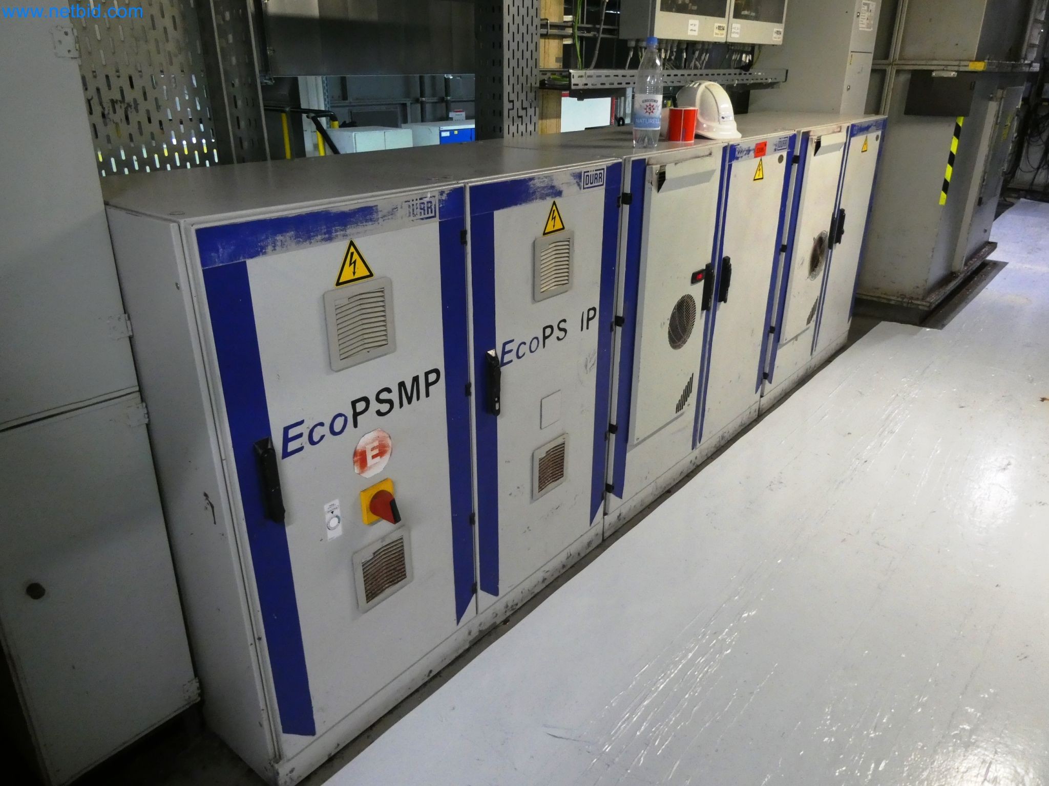 Roboty, svařovací zařízení a montážní příslušenství z automobilového průmyslu-10