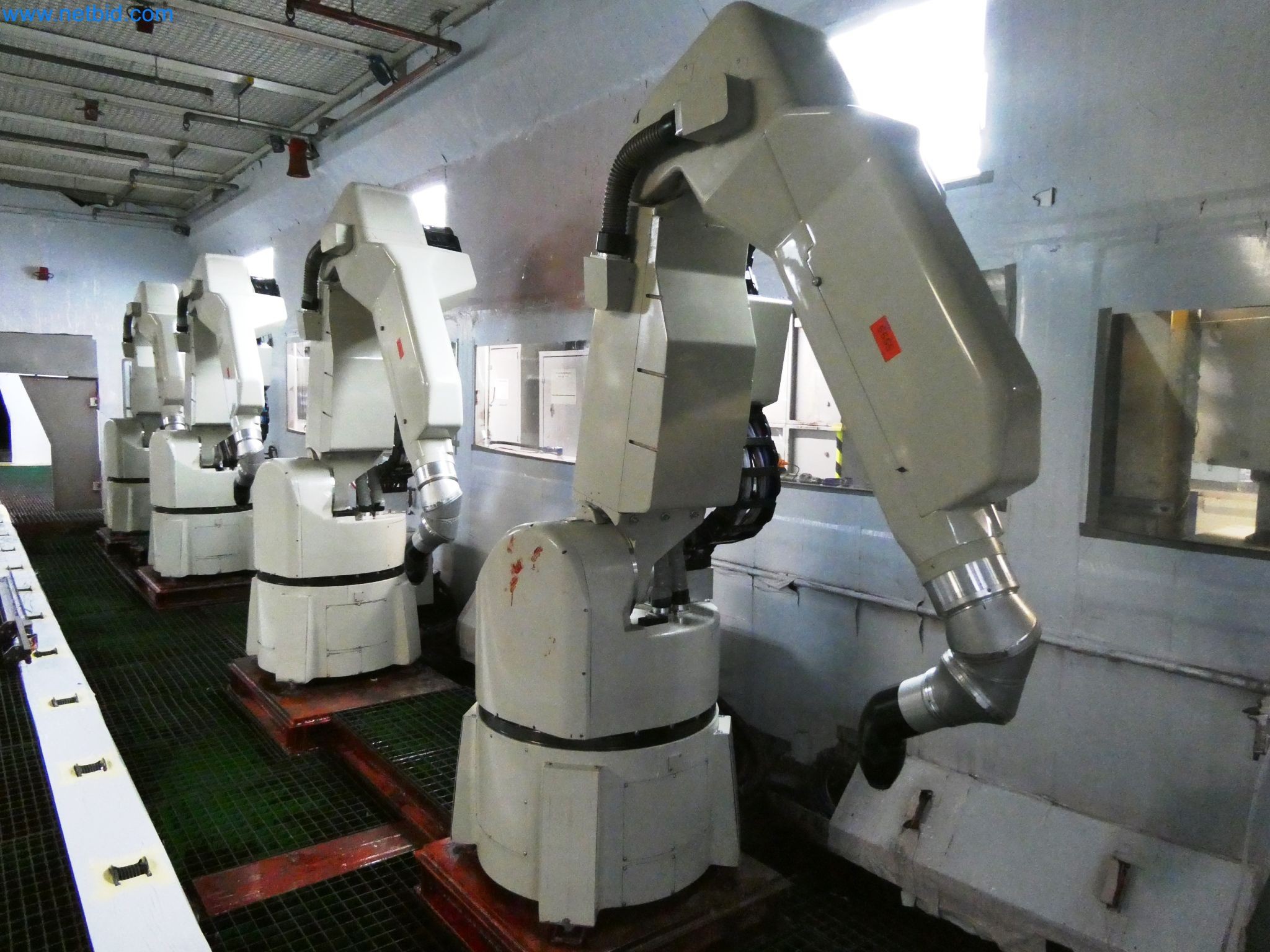 Roboty, svařovací zařízení a montážní příslušenství z automobilového průmyslu-11