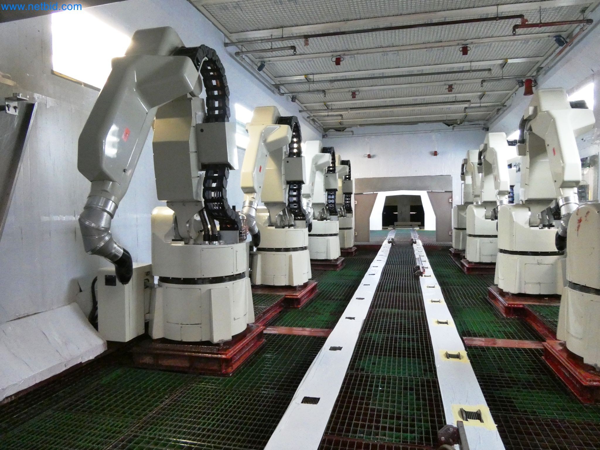 Roboty, svařovací zařízení a montážní příslušenství z automobilového průmyslu-12