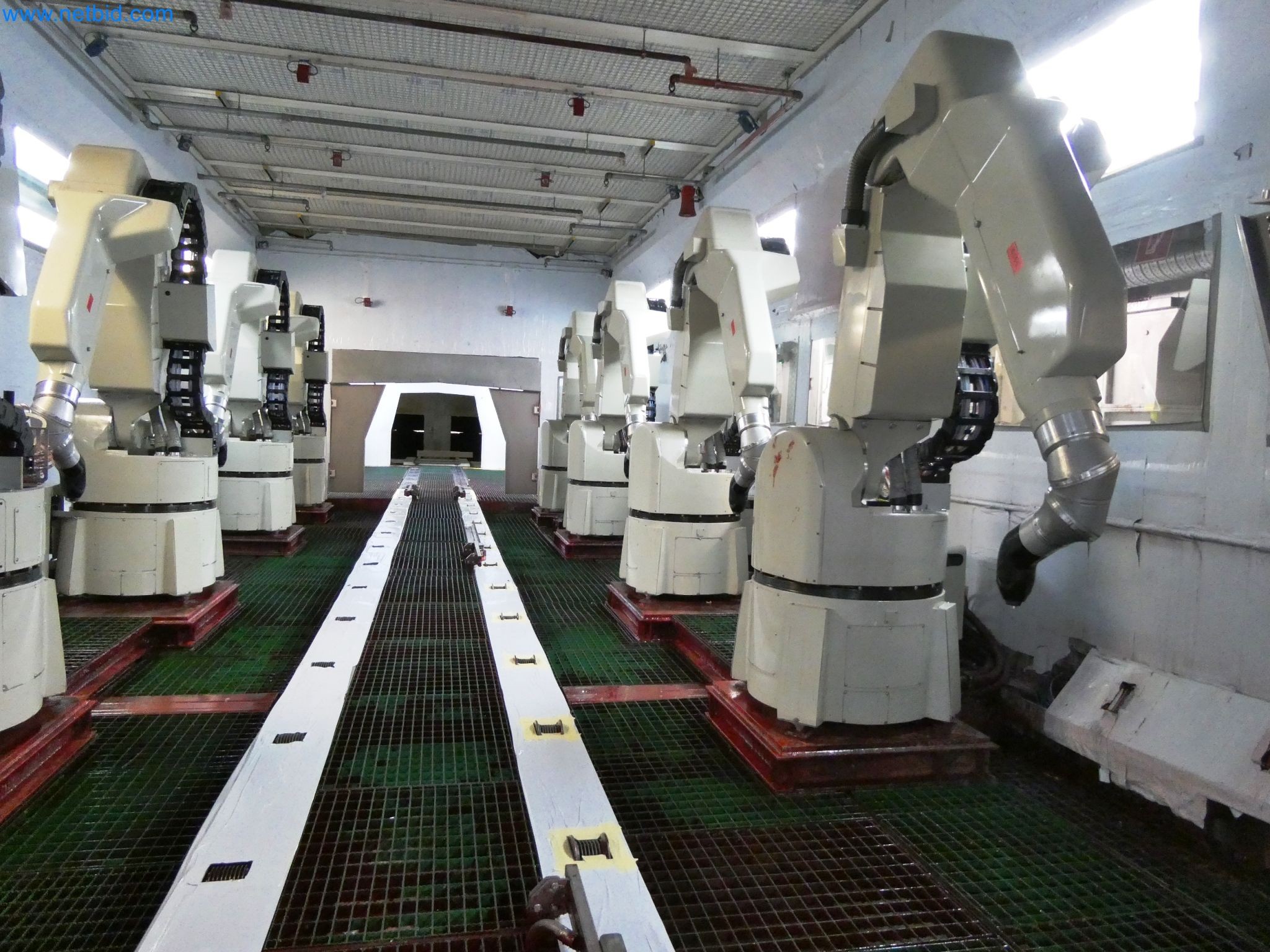 Roboty, svařovací zařízení a montážní příslušenství z automobilového průmyslu-13