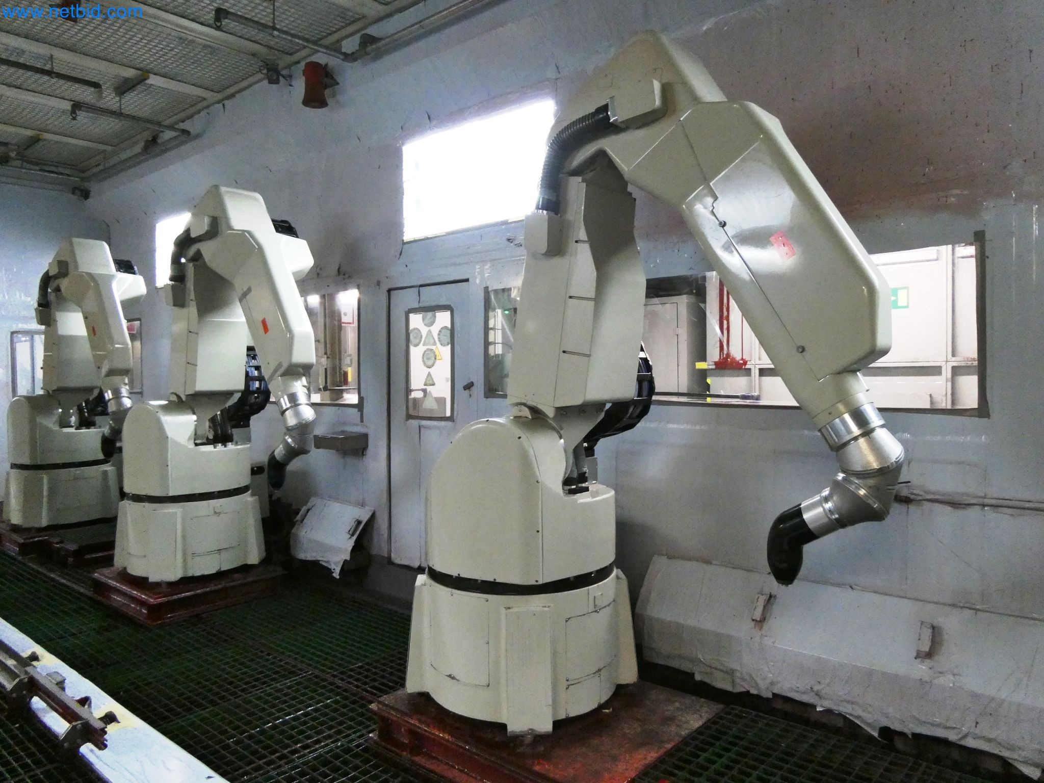 Roboty, svařovací zařízení a montážní příslušenství z automobilového průmyslu-15