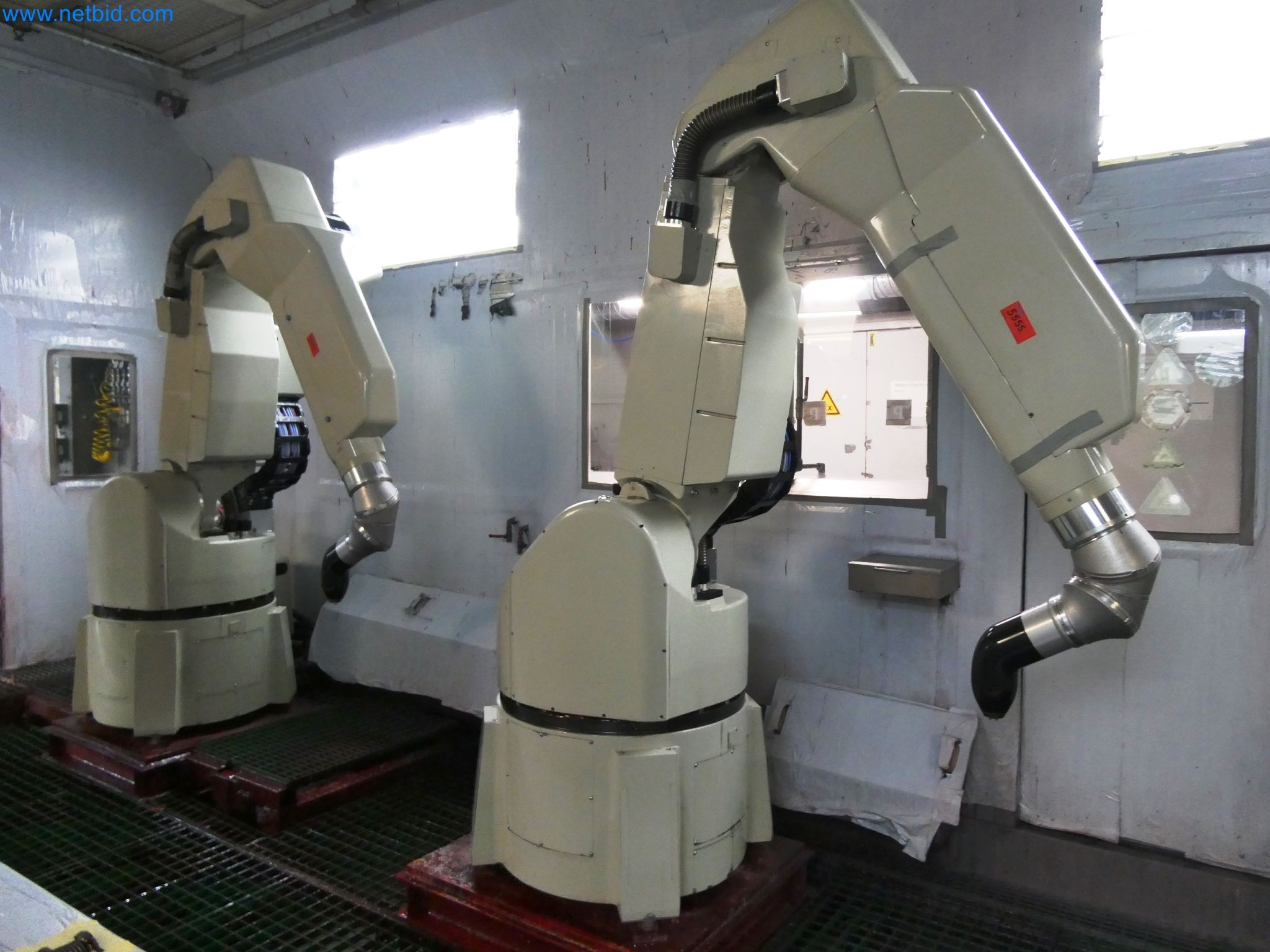 Roboty, svařovací zařízení a montážní příslušenství z automobilového průmyslu-1