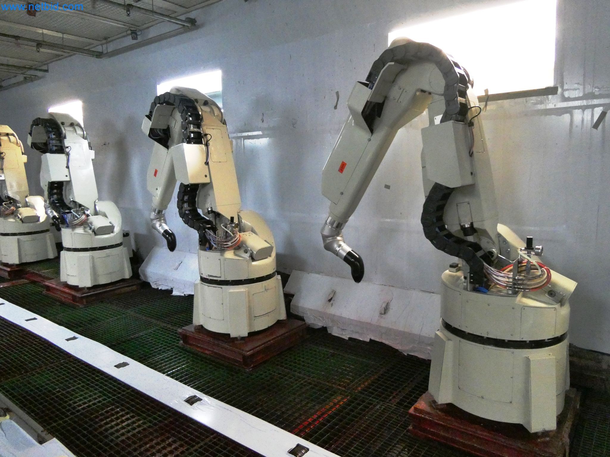 Roboty, svařovací zařízení a montážní příslušenství z automobilového průmyslu-2