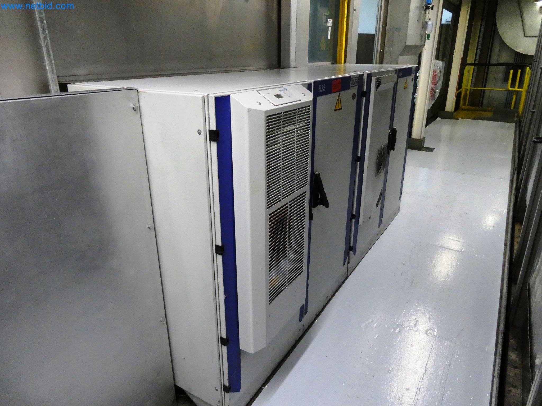 Roboty, svařovací zařízení a montážní příslušenství z automobilového průmyslu-3