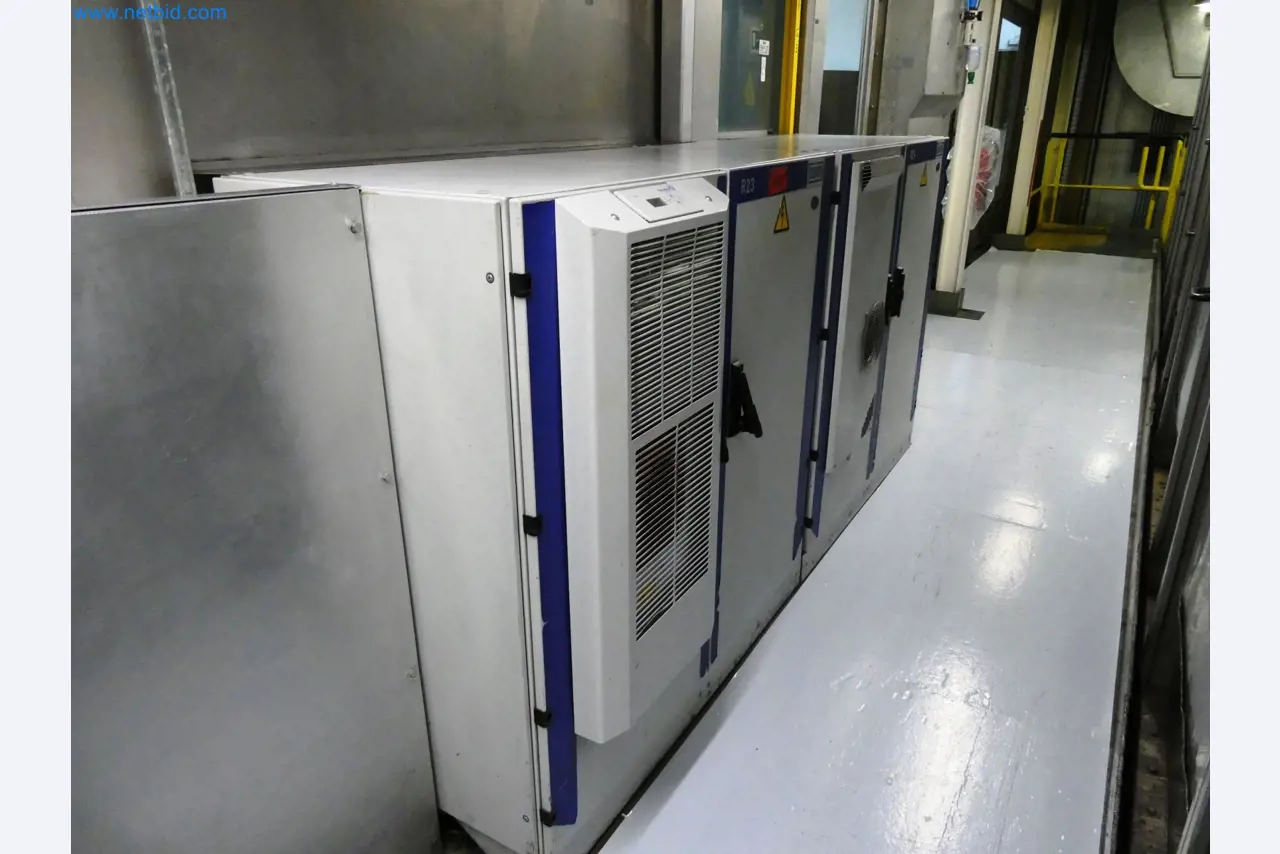 Roboty, svařovací zařízení a montážní příslušenství z automobilového průmyslu-3