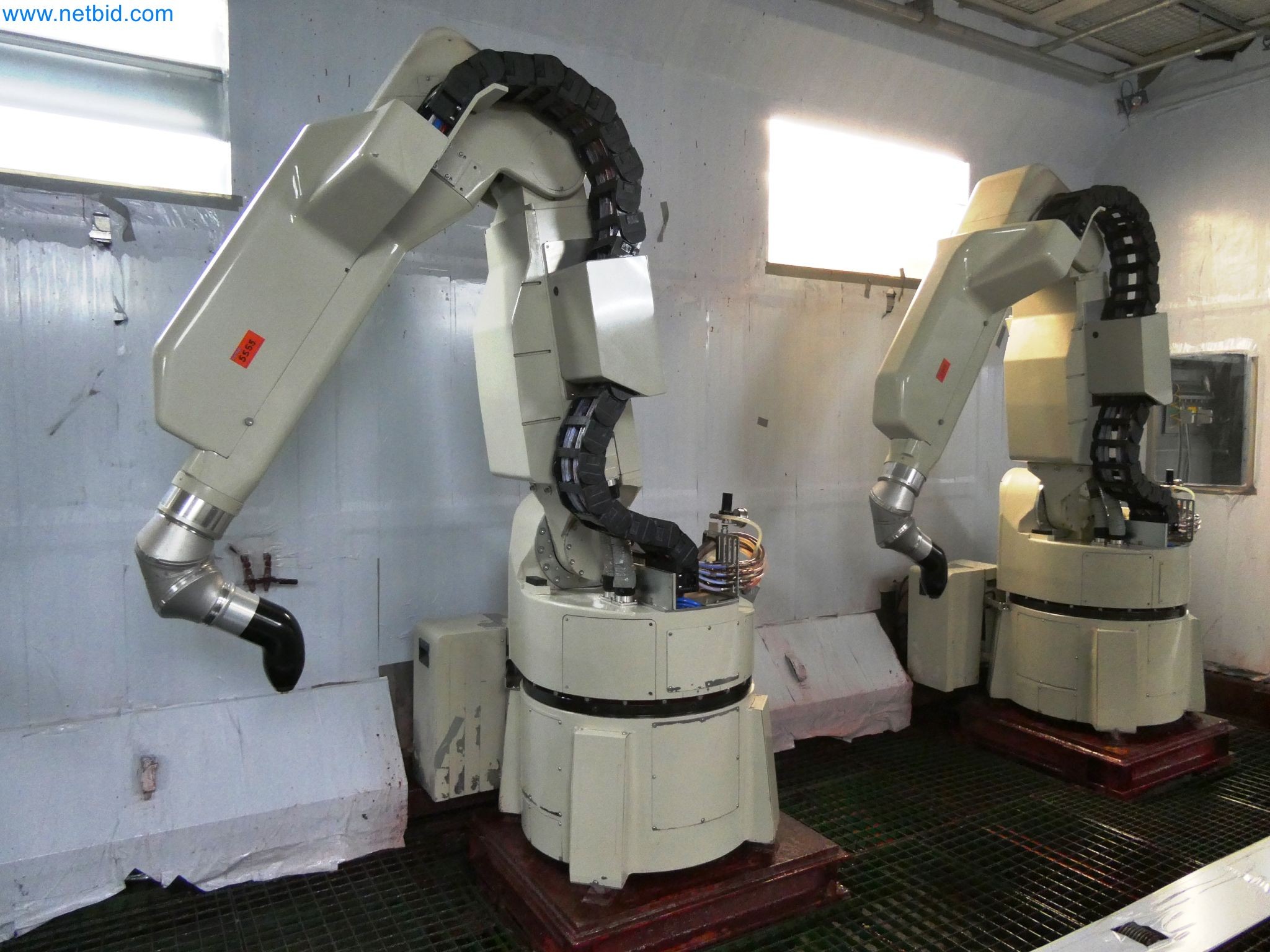 Roboty, svařovací zařízení a montážní příslušenství z automobilového průmyslu-4