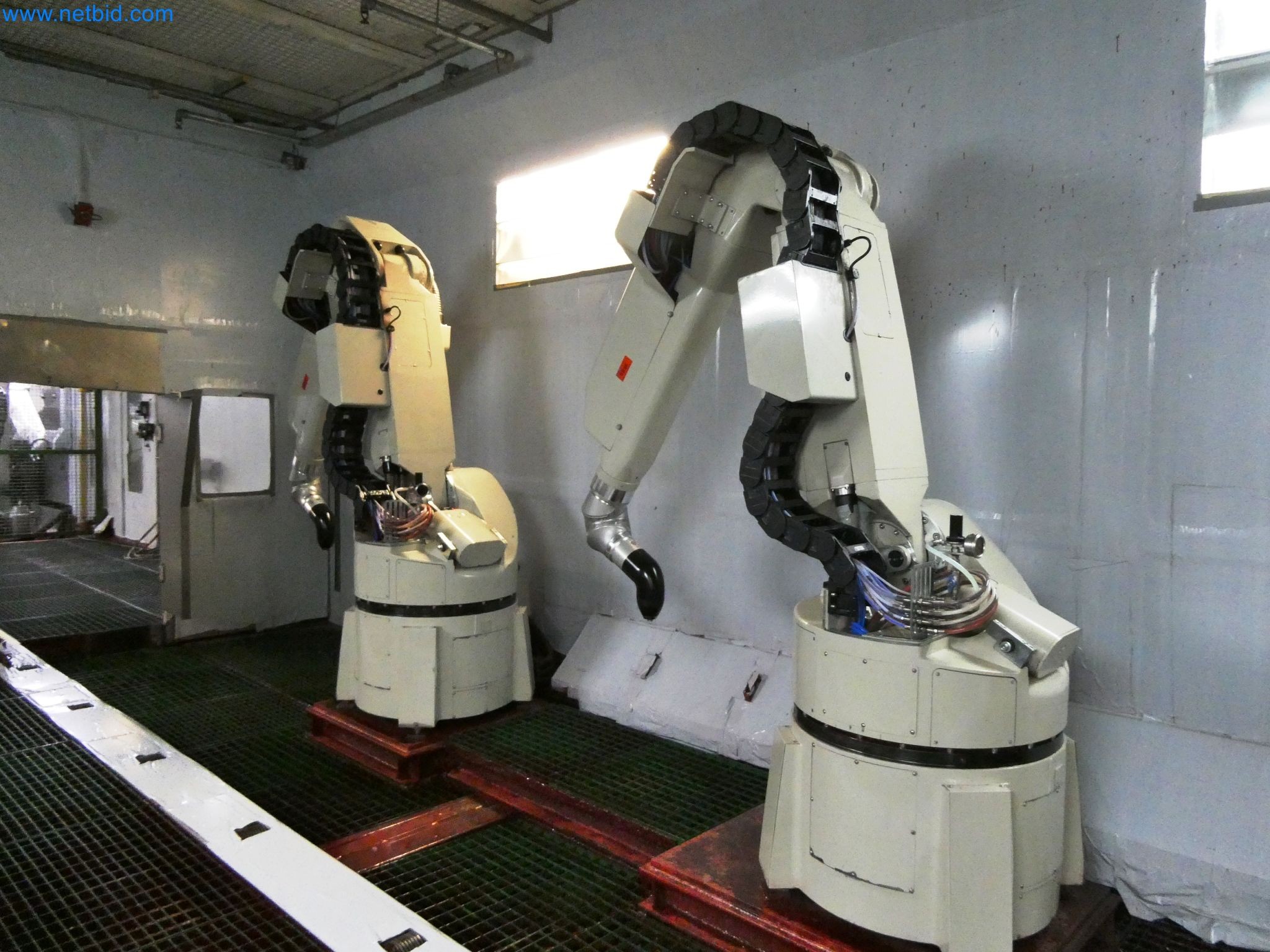 Roboty, svařovací zařízení a montážní příslušenství z automobilového průmyslu-5