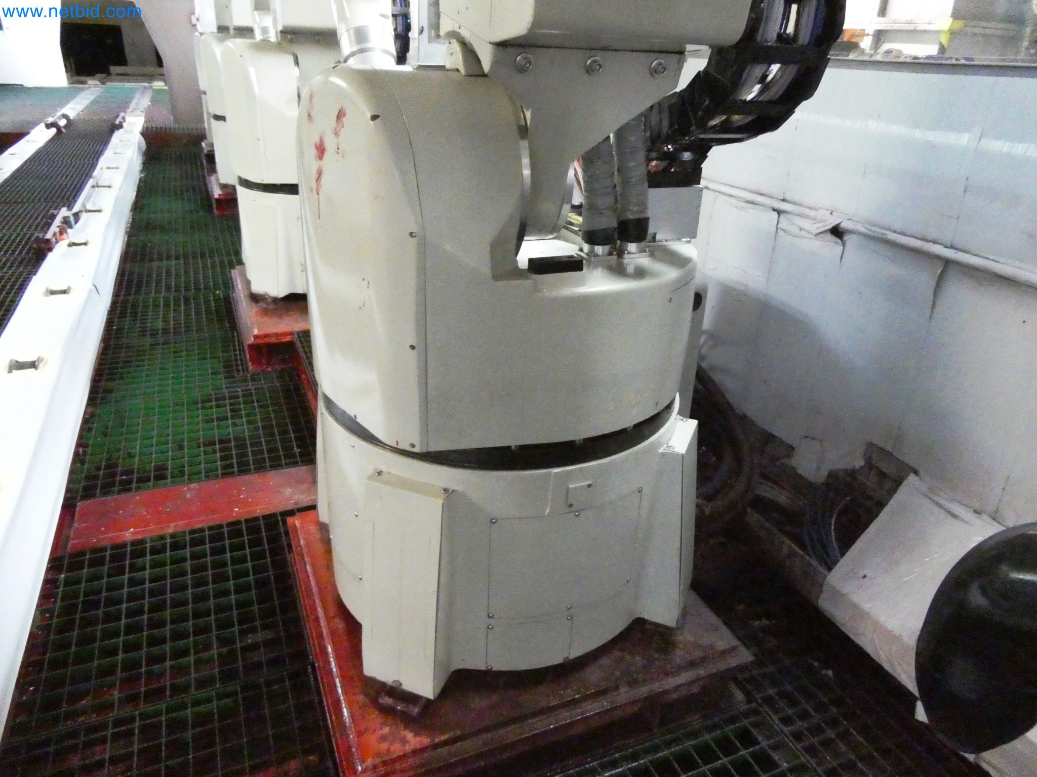 Roboty, svařovací zařízení a montážní příslušenství z automobilového průmyslu-7