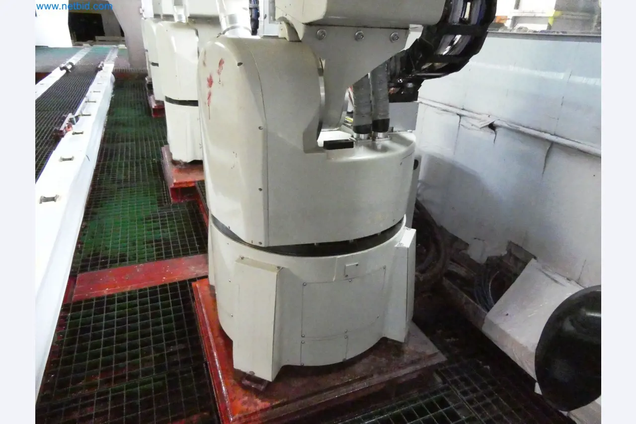 Roboty, svařovací zařízení a montážní příslušenství z automobilového průmyslu-7