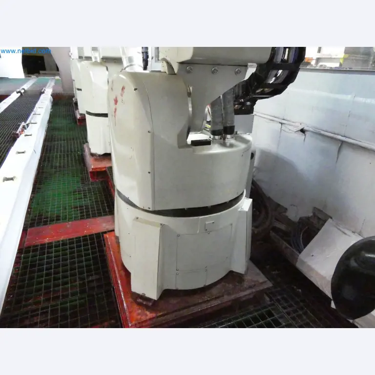 Roboty, svařovací zařízení a montážní příslušenství z automobilového průmyslu-7