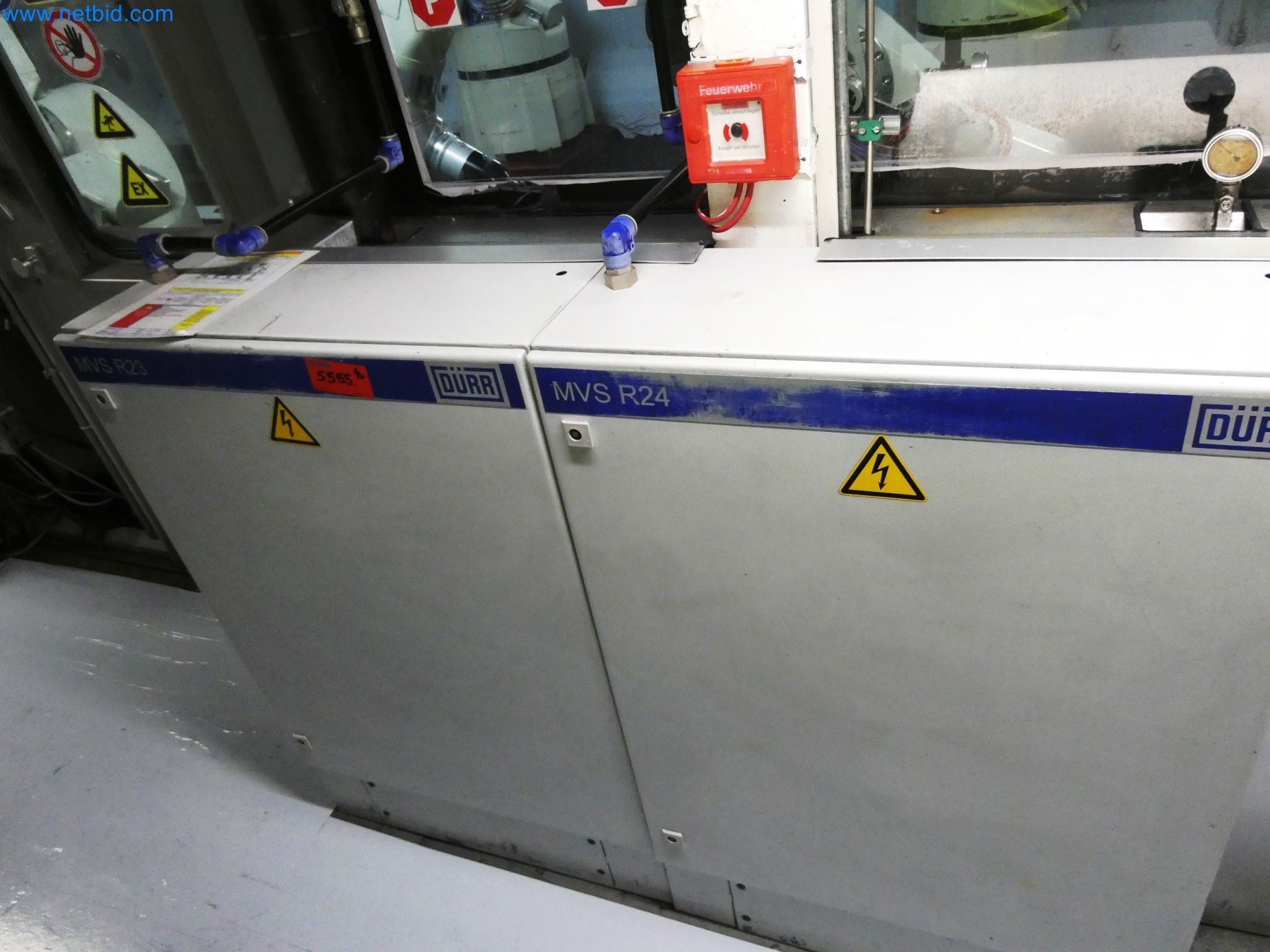 Roboty, svařovací zařízení a montážní příslušenství z automobilového průmyslu-8