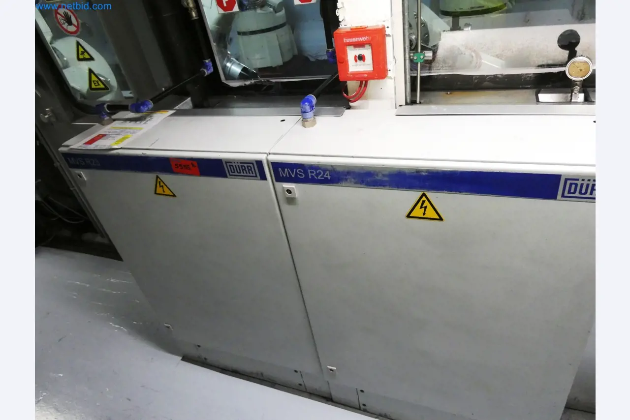 Roboty, svařovací zařízení a montážní příslušenství z automobilového průmyslu-8