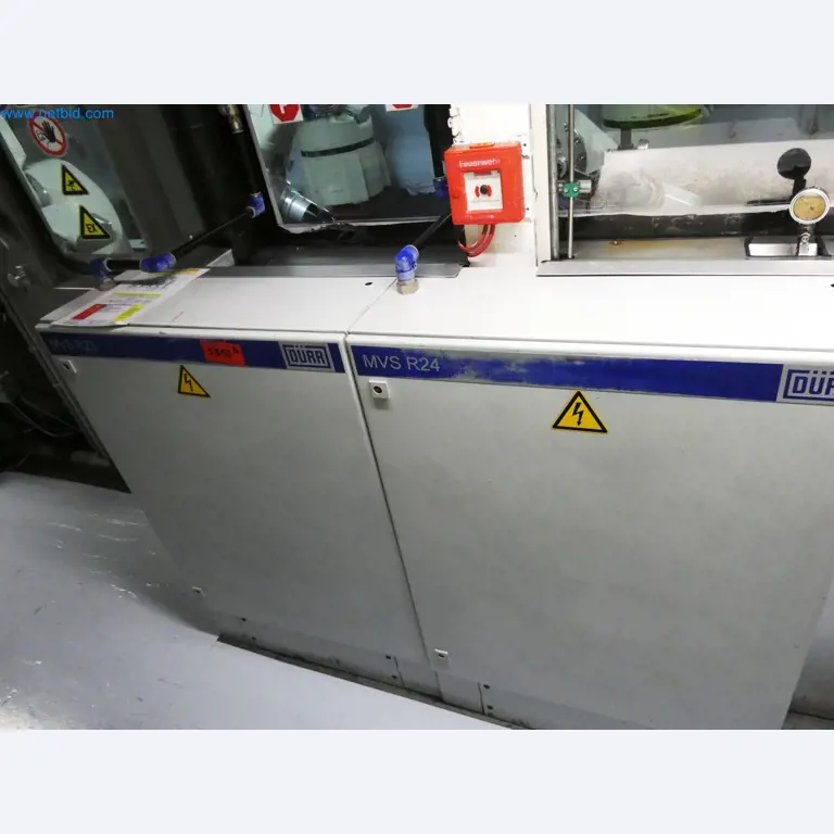 Roboty, svařovací zařízení a montážní příslušenství z automobilového průmyslu-8