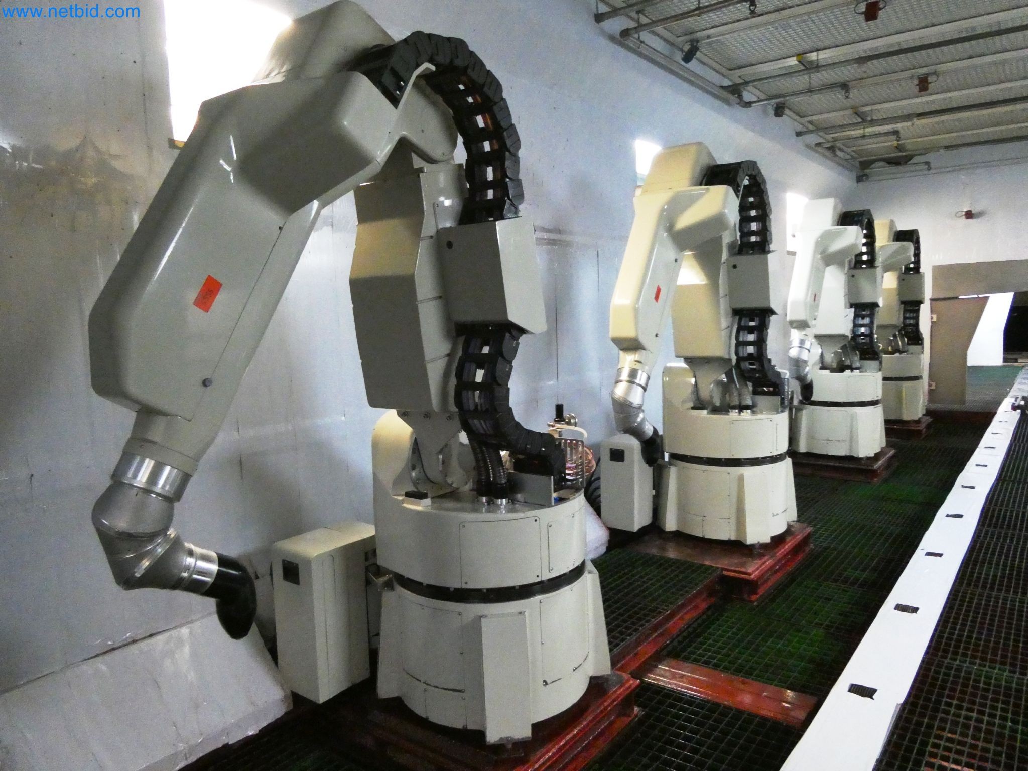 Roboty, svařovací zařízení a montážní příslušenství z automobilového průmyslu-9