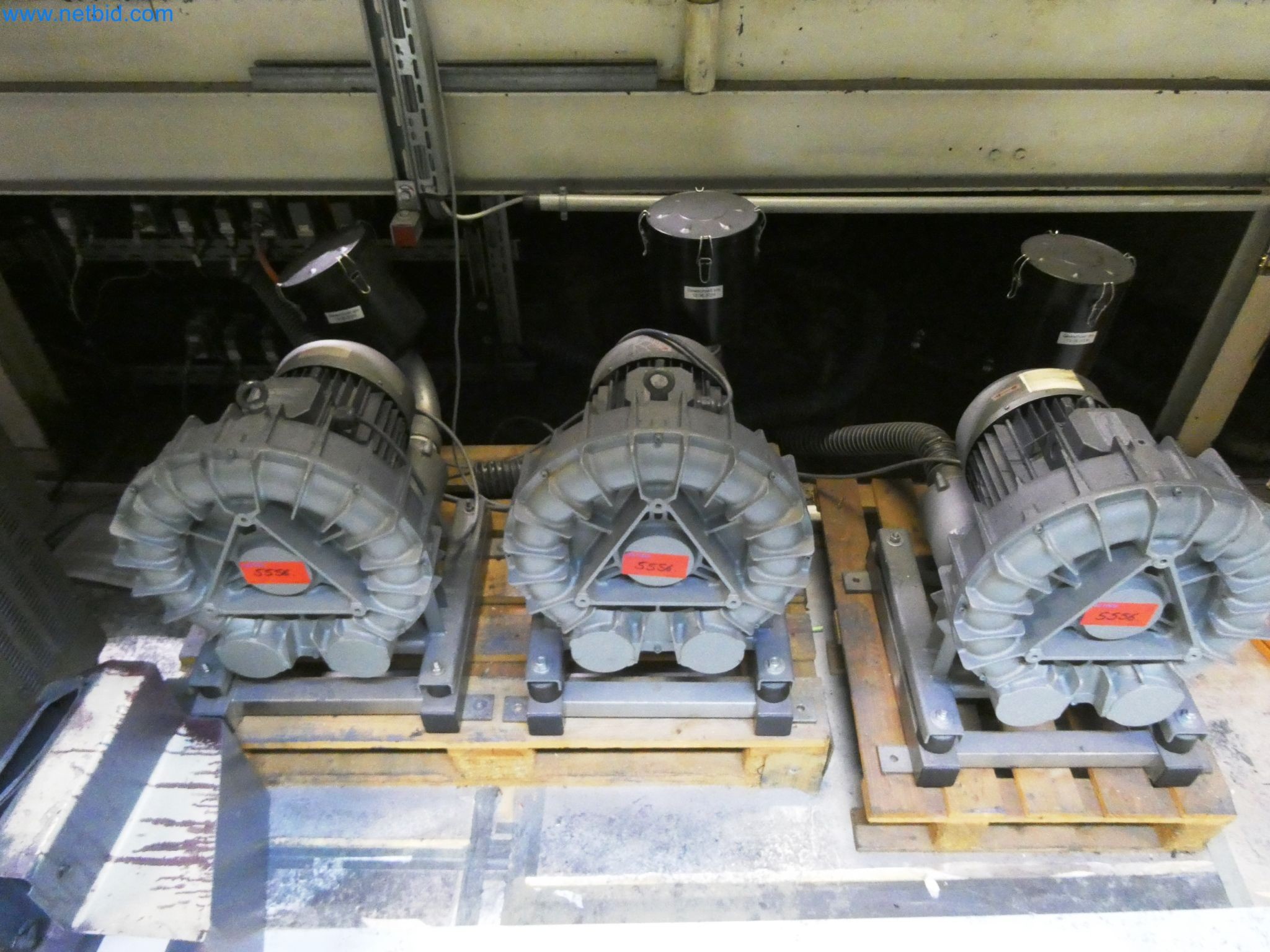 Roboty, sprzęt spawalniczy i akcesoria montażowe z branży motoryzacyjnej-1