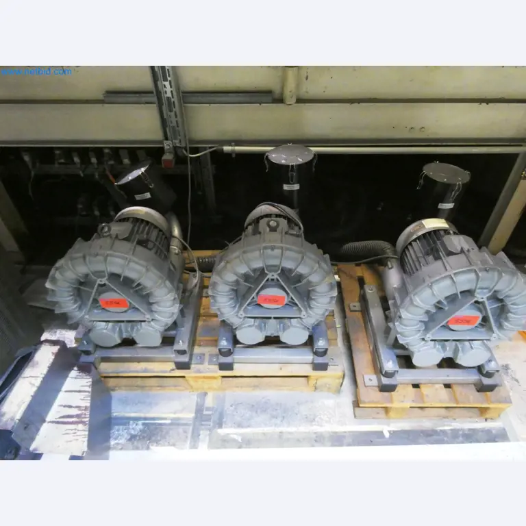 Roboty, sprzęt spawalniczy i akcesoria montażowe z branży motoryzacyjnej-1