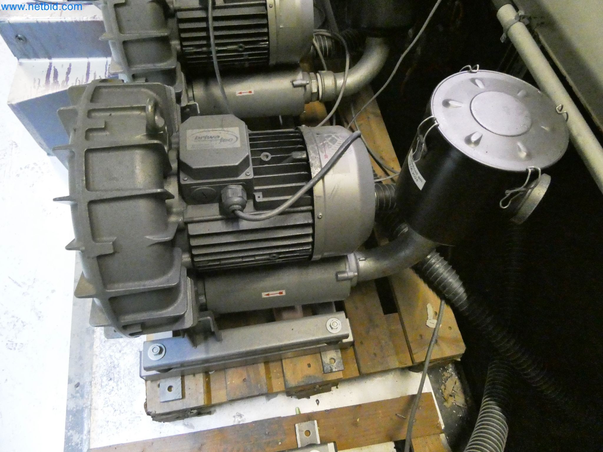 Roboty, sprzęt spawalniczy i akcesoria montażowe z branży motoryzacyjnej-2