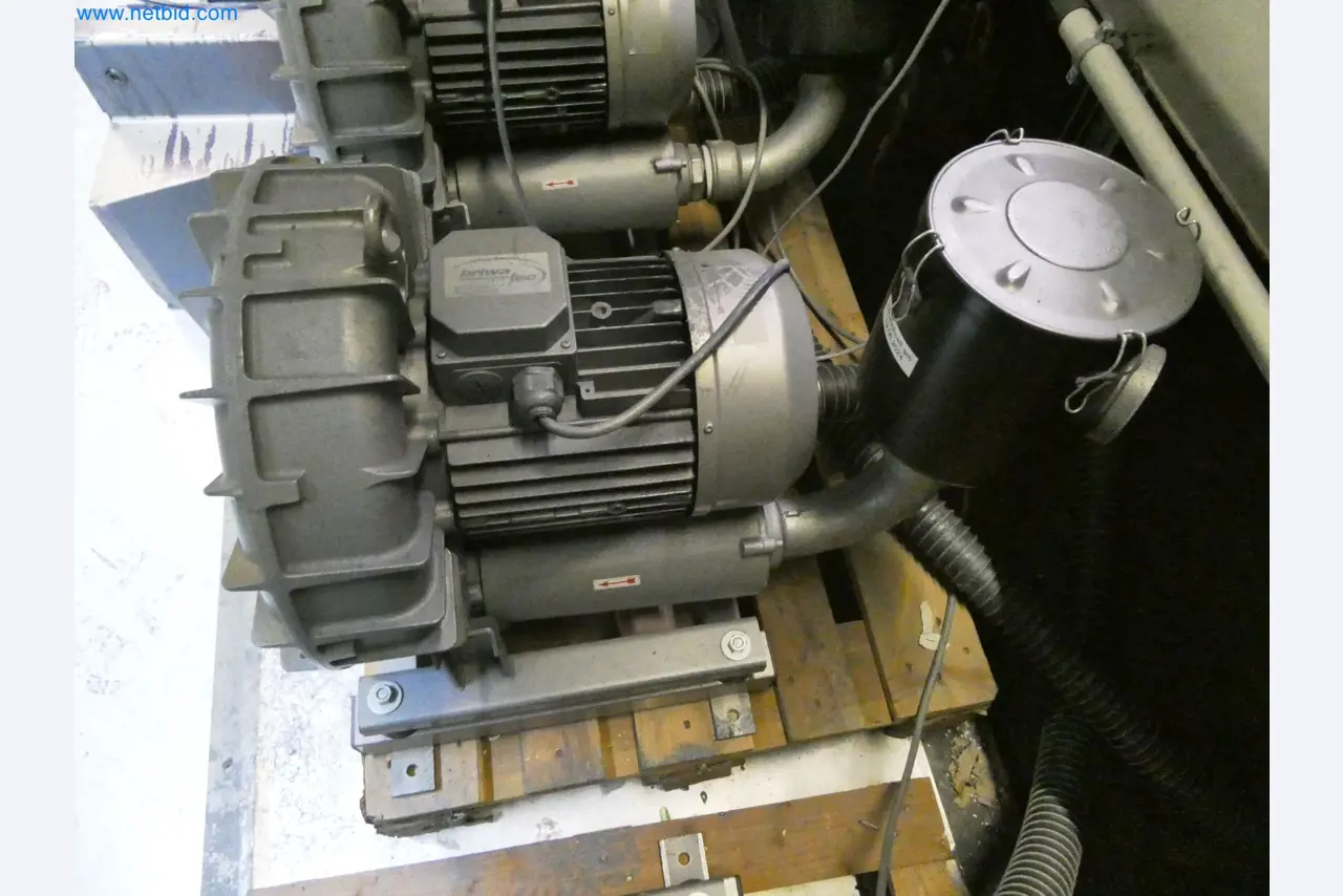 Roboty, sprzęt spawalniczy i akcesoria montażowe z branży motoryzacyjnej-2