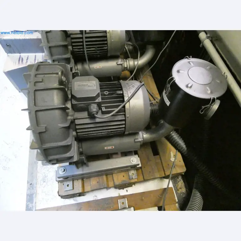 Roboty, sprzęt spawalniczy i akcesoria montażowe z branży motoryzacyjnej-2