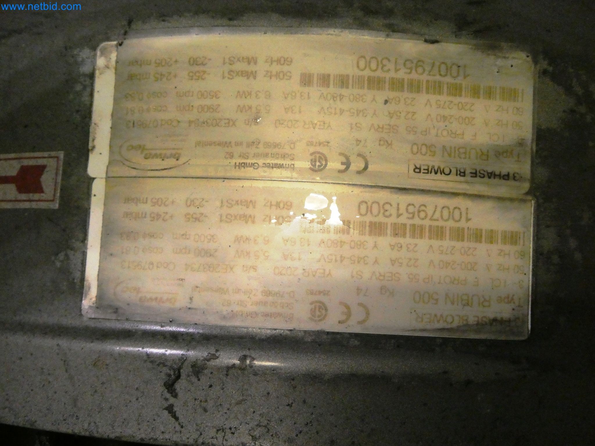 Roboty, sprzęt spawalniczy i akcesoria montażowe z branży motoryzacyjnej-3