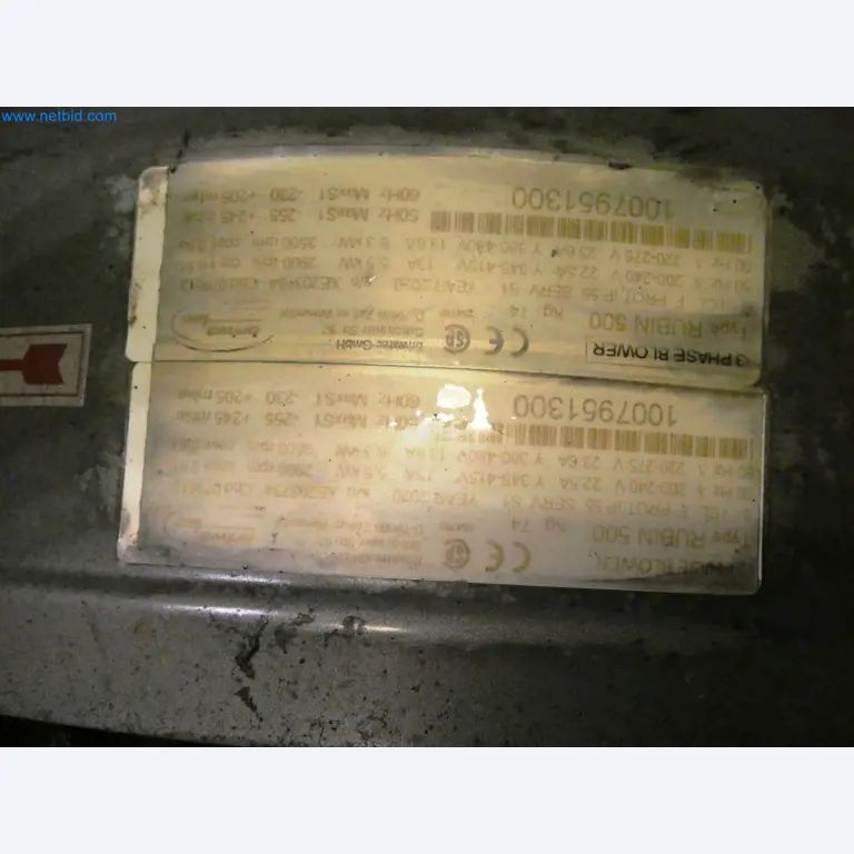 Roboty, sprzęt spawalniczy i akcesoria montażowe z branży motoryzacyjnej-3