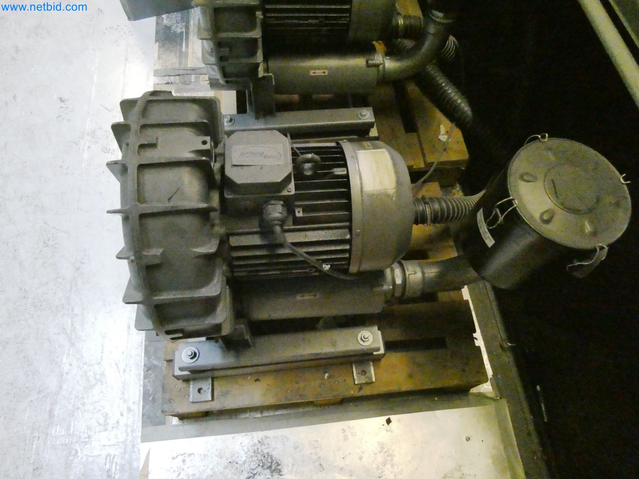 Roboty, sprzęt spawalniczy i akcesoria montażowe z branży motoryzacyjnej-4