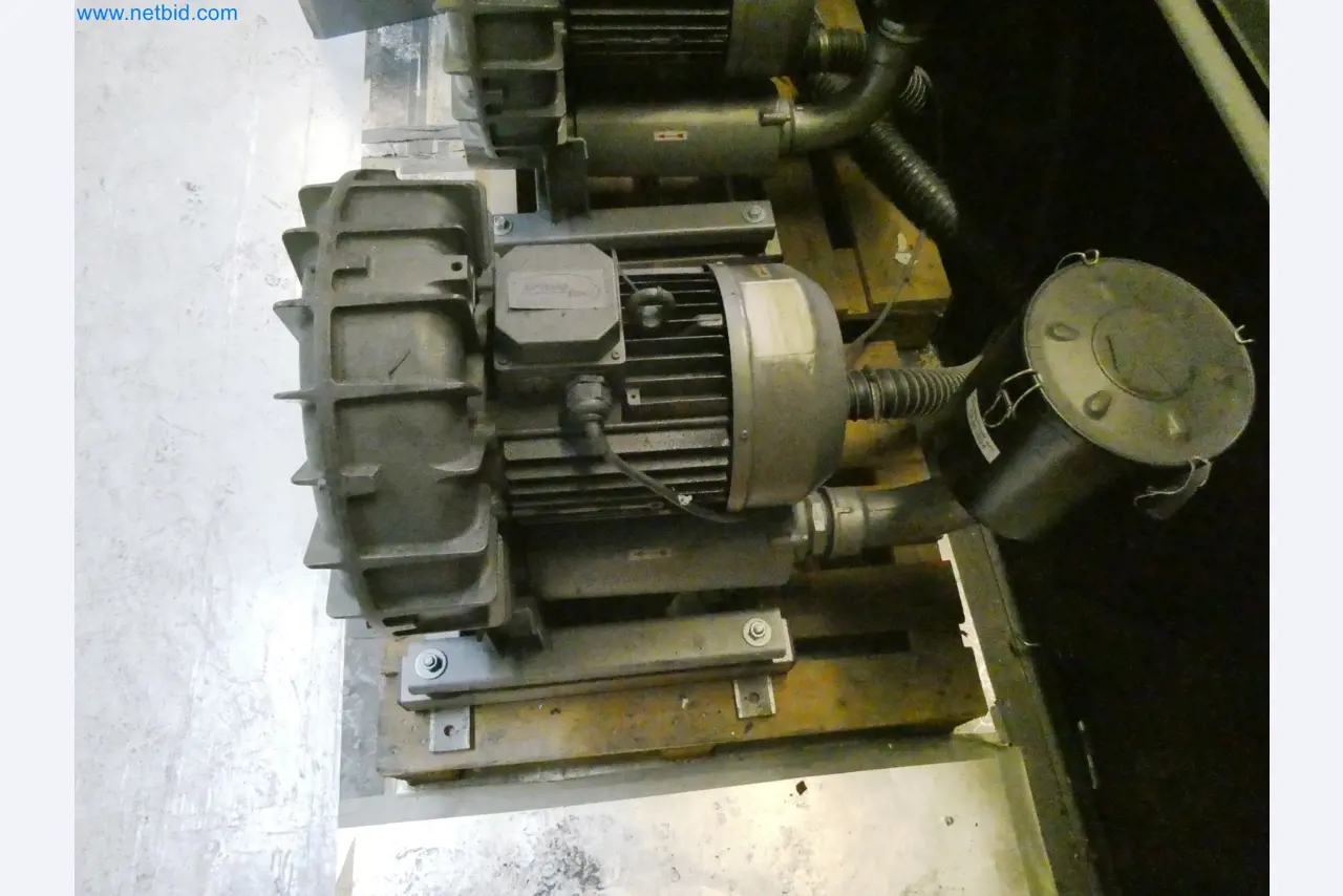 Roboty, sprzęt spawalniczy i akcesoria montażowe z branży motoryzacyjnej-4