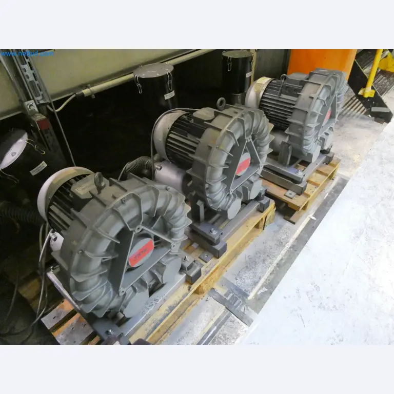 Roboty, sprzęt spawalniczy i akcesoria montażowe z branży motoryzacyjnej-5