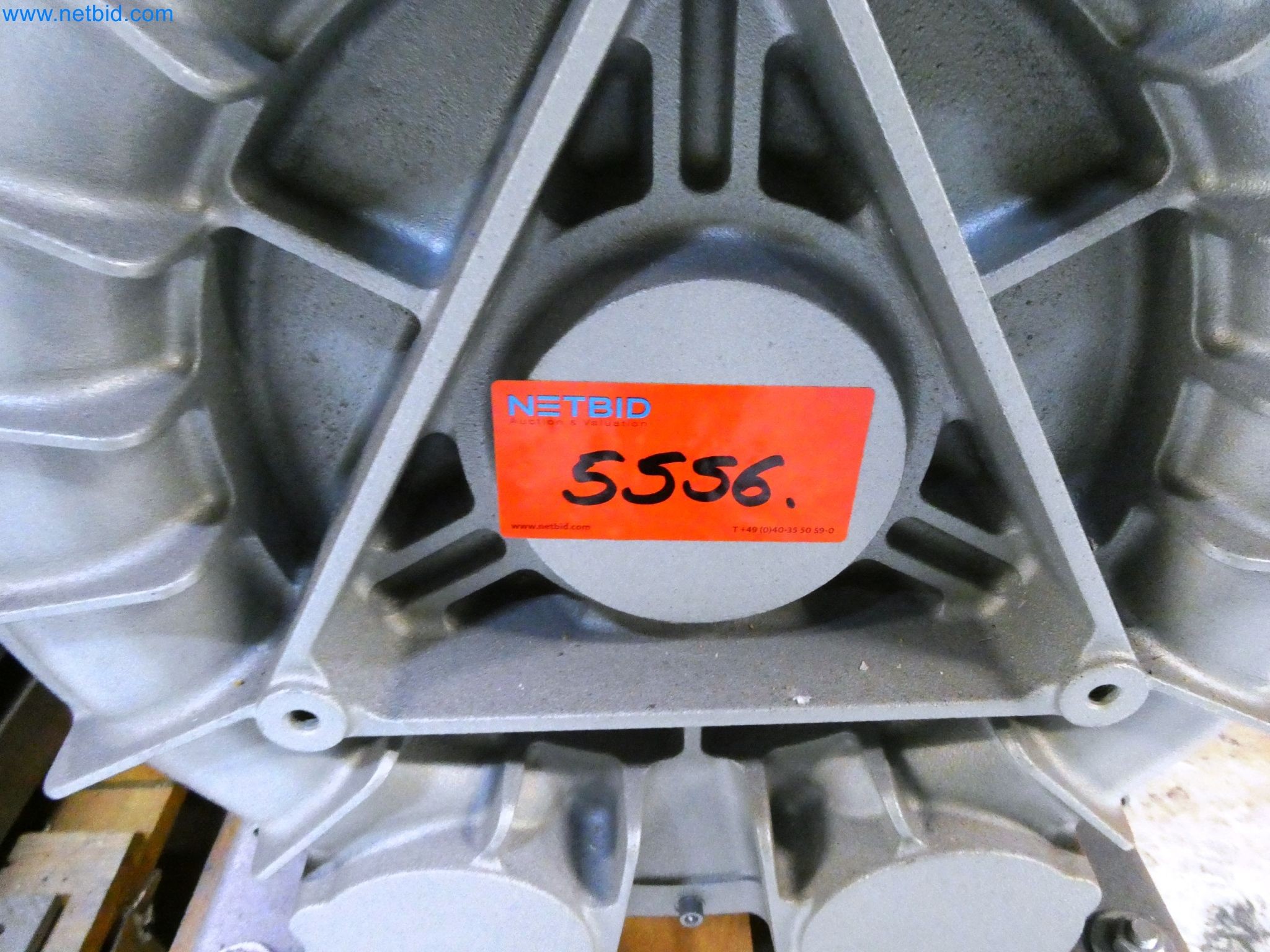 Roboty, sprzęt spawalniczy i akcesoria montażowe z branży motoryzacyjnej-6