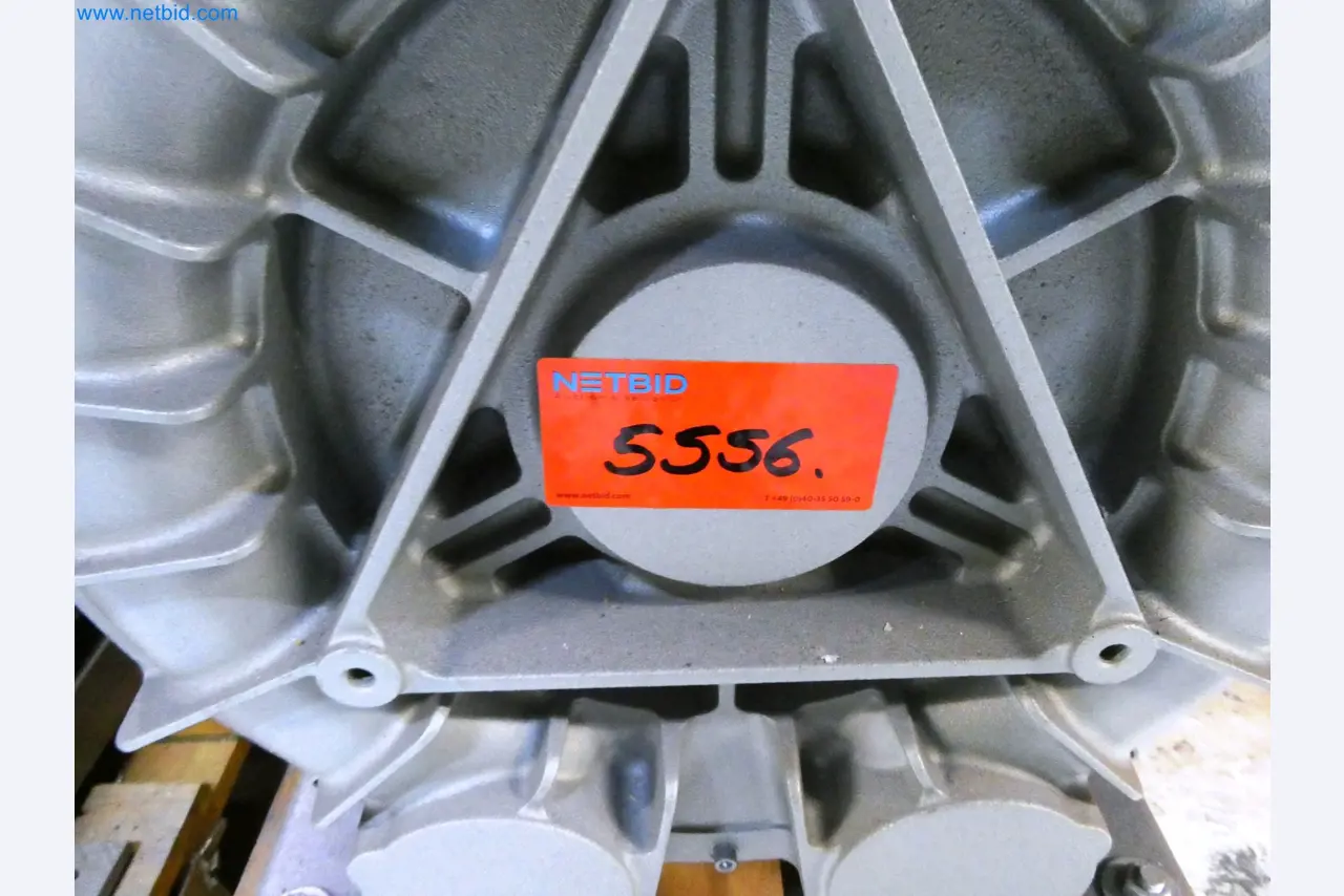 Roboty, sprzęt spawalniczy i akcesoria montażowe z branży motoryzacyjnej-6