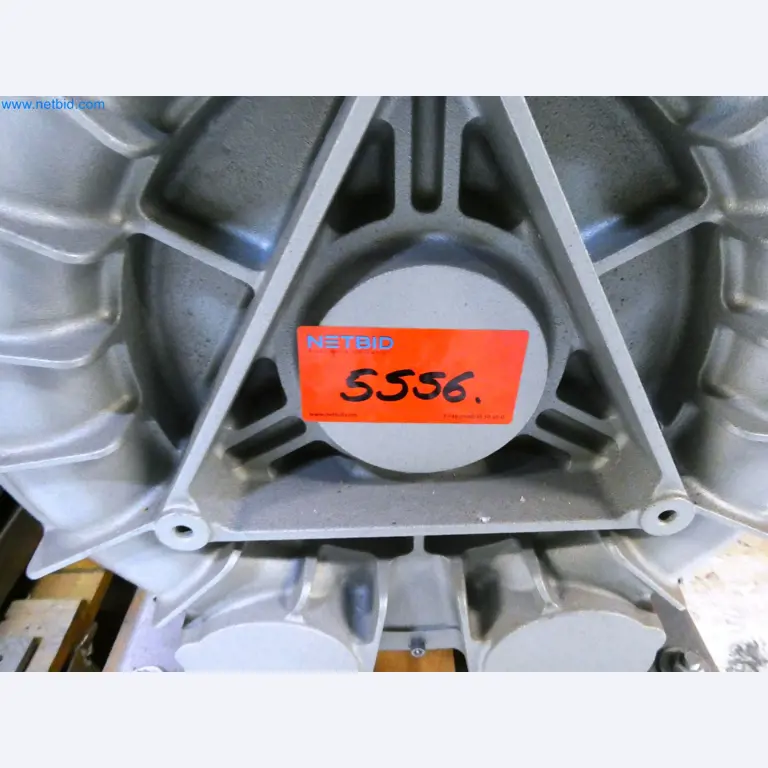 Roboty, sprzęt spawalniczy i akcesoria montażowe z branży motoryzacyjnej-6